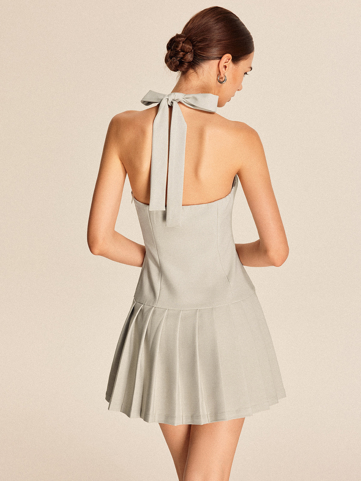 Kurzes, plissiertes Kleid mit Reißverschluss und Schleife am Hals