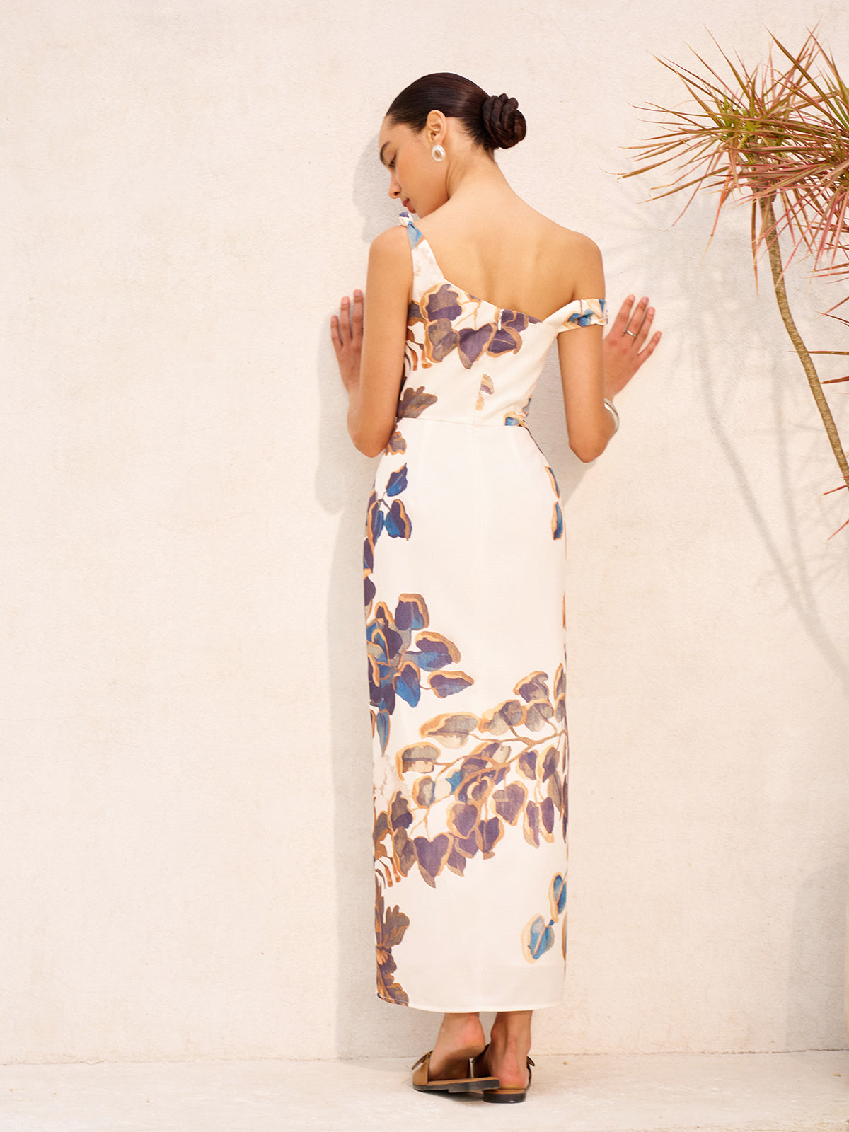 Kleid mit asymmetrischem Ausschnitt, Reißverschluss und Schlitz im Boho-Look mit Opal-Print