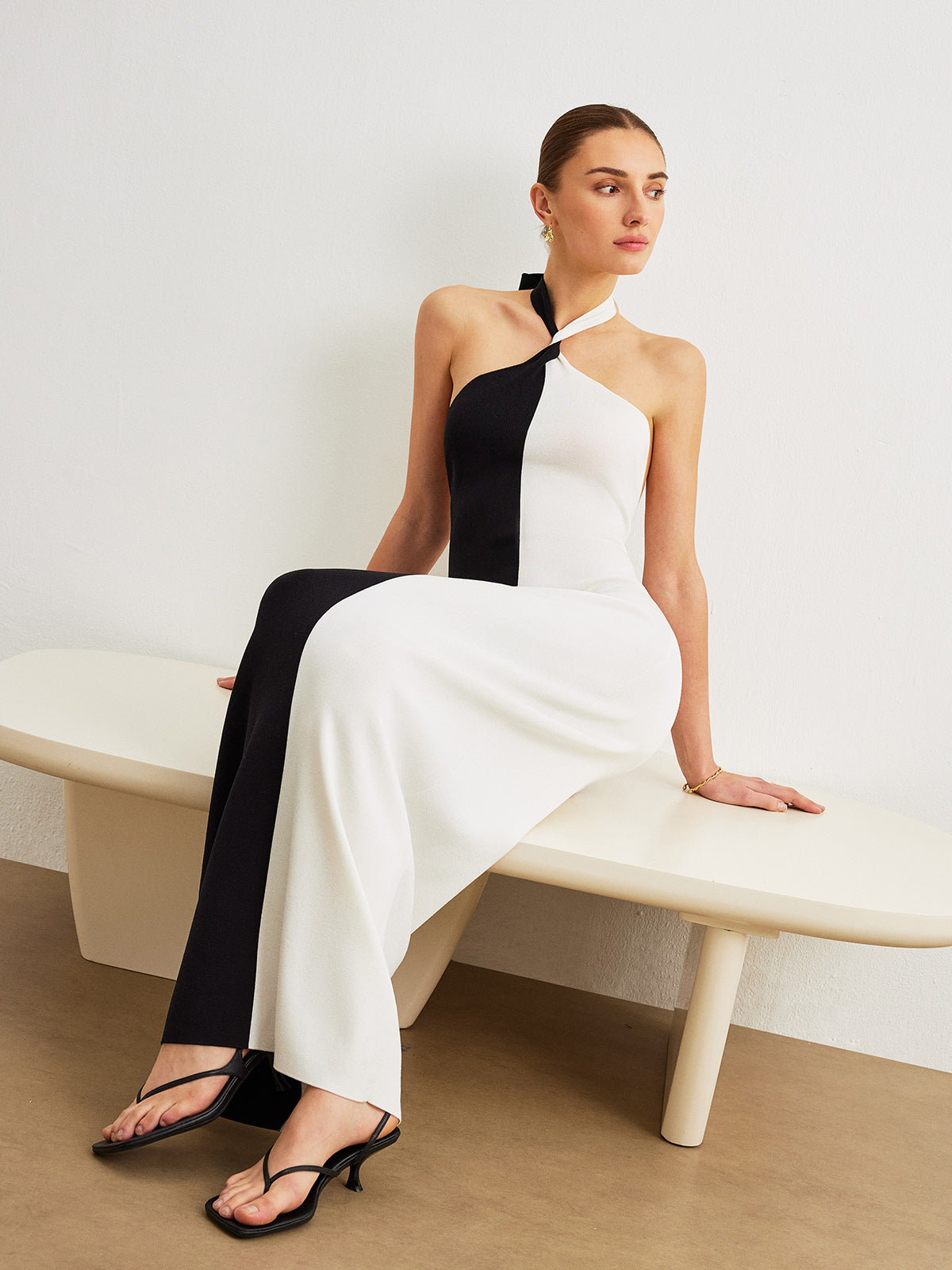 Mondfarbenes, rückenfreies Neckholder-Kleid mit Knoten