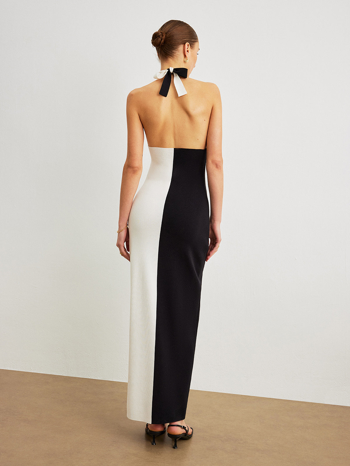 Mondfarbenes, rückenfreies Neckholder-Kleid mit Knoten