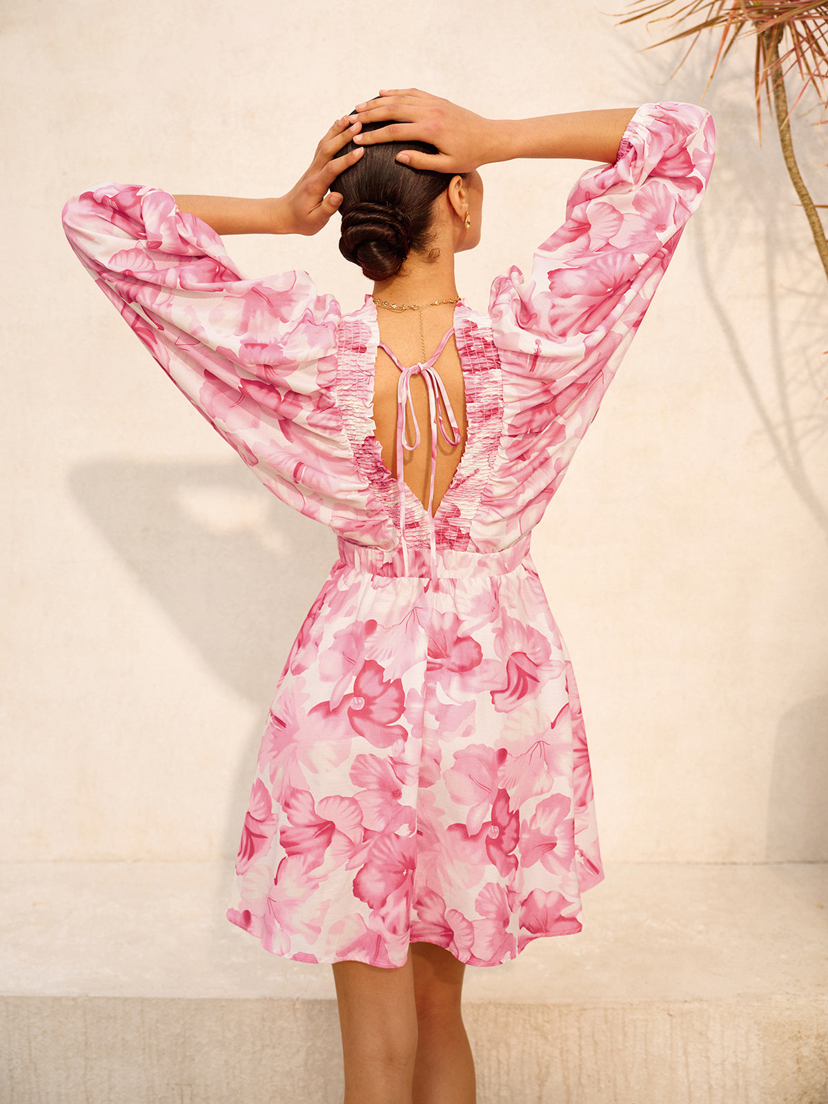 Serapsilk – Geblümtes Kleid mit Puffärmeln und gerüschtem V-Ausschnitt