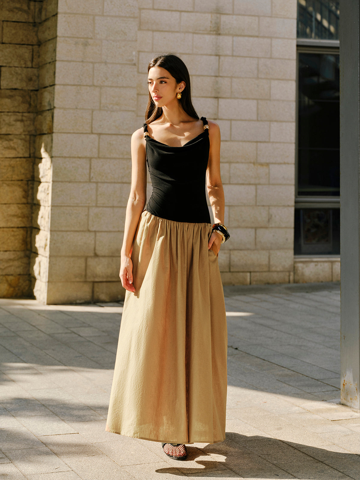 Palima – Ärmelloses Kleid mit Wasserfallausschnitt und Metalldetail aus Leinen und Baumwolle