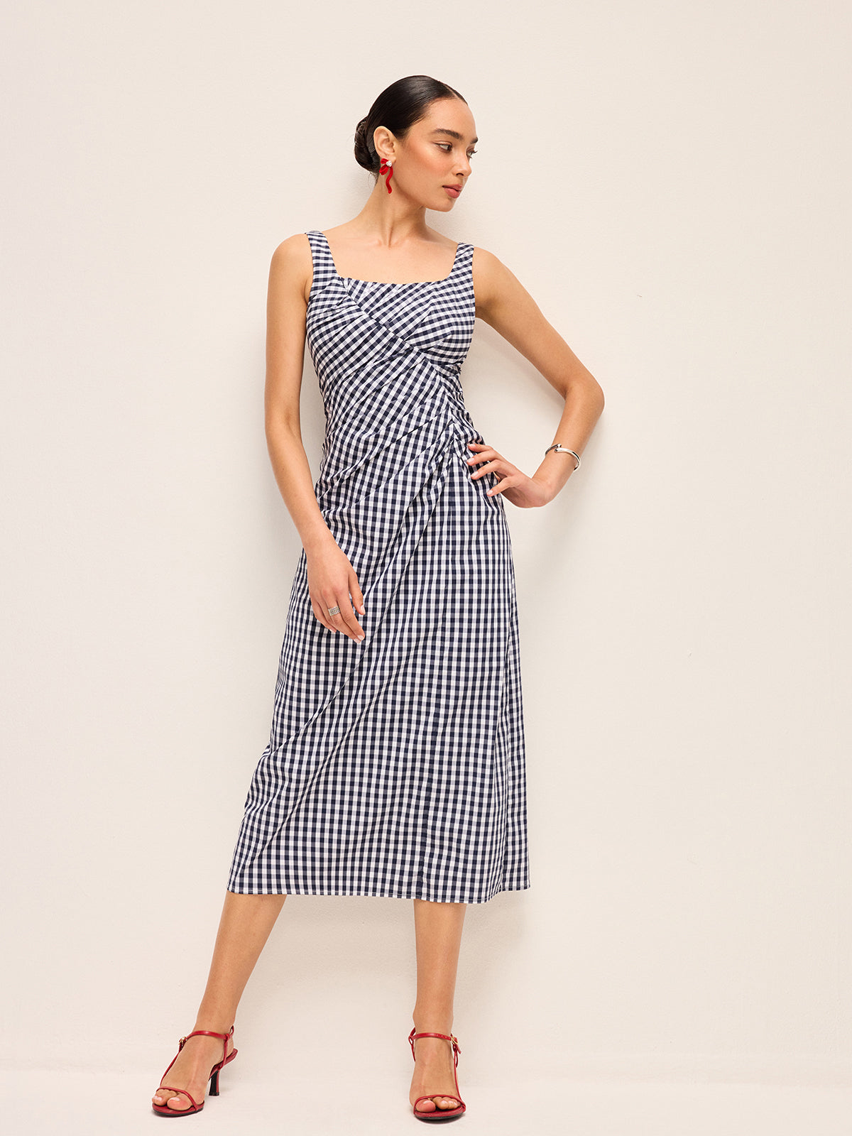 Luminweave – Ärmelloses Gingham-Kleid mit asymmetrischen Falten