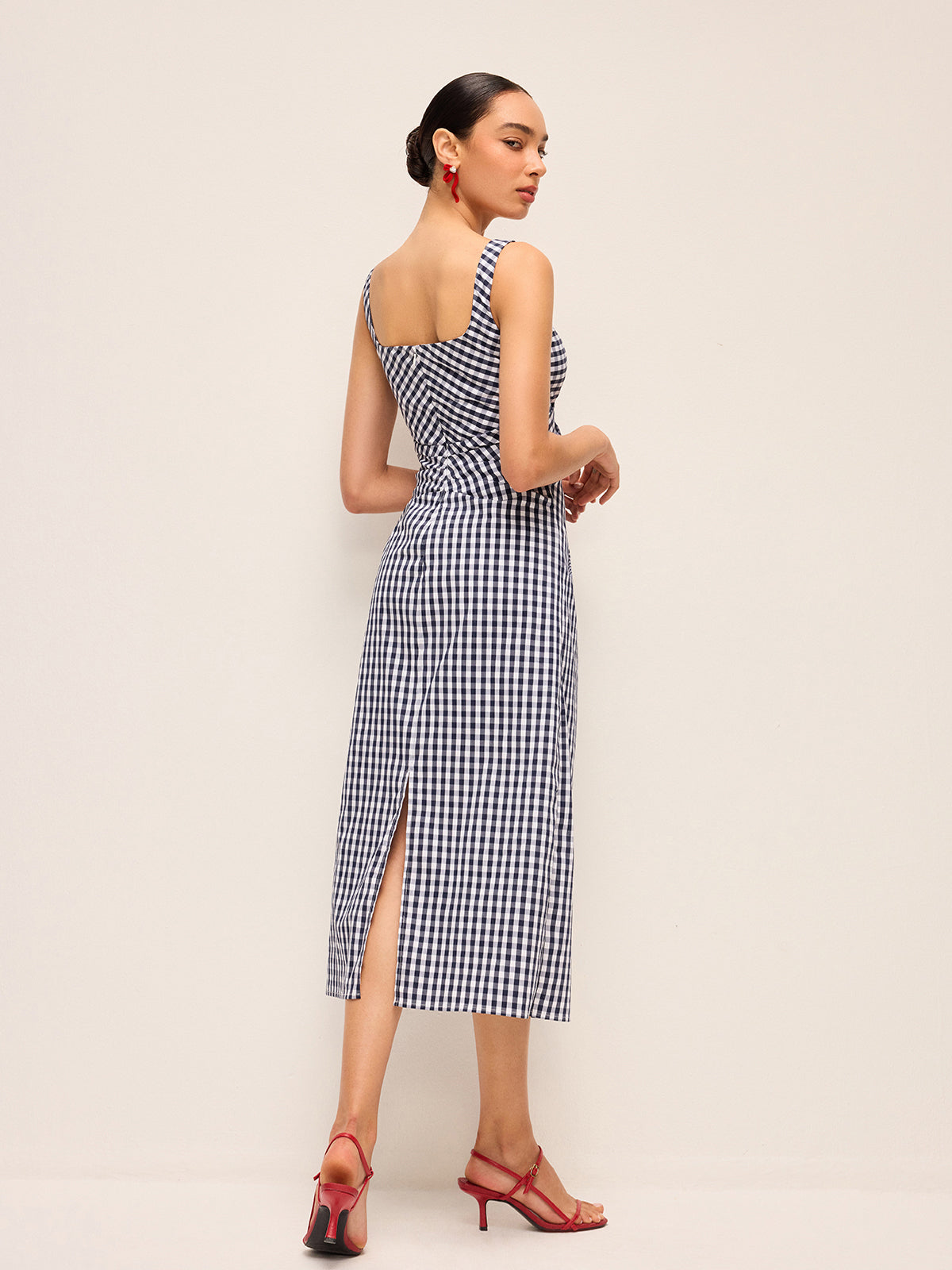 Luminweave – Ärmelloses Gingham-Kleid mit asymmetrischen Falten