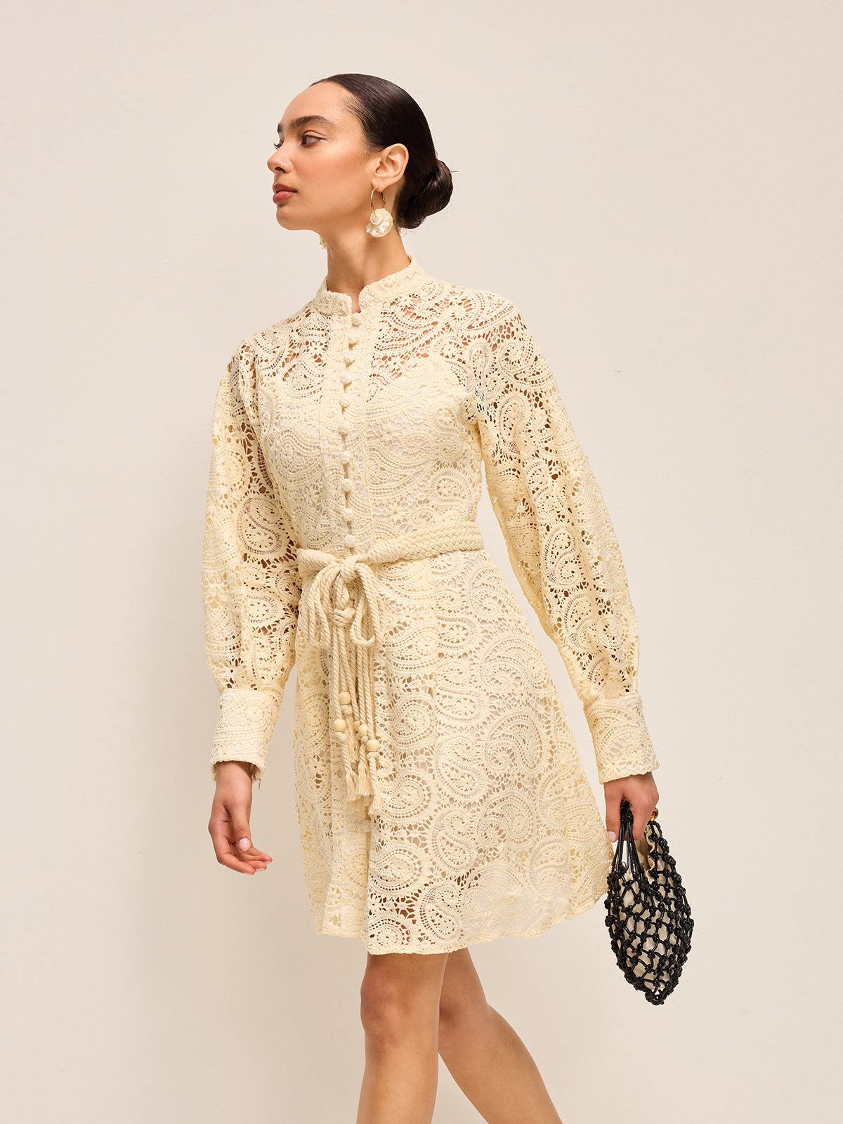 Etherspun Halbtransparentes Spitzenkleid mit Gürtel