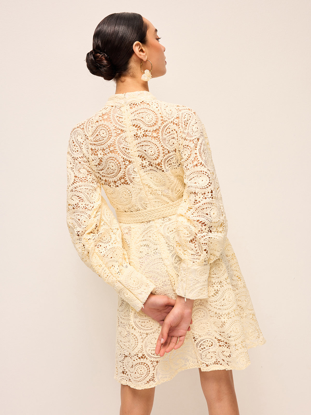 Etherspun Halbtransparentes Spitzenkleid mit Gürtel
