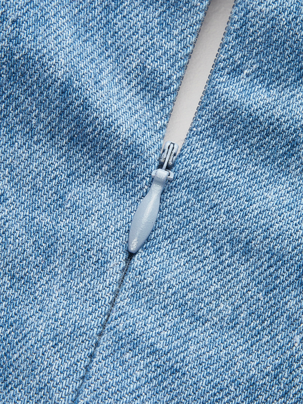 Lorys halterneckklänning med spänne och detalj i denim