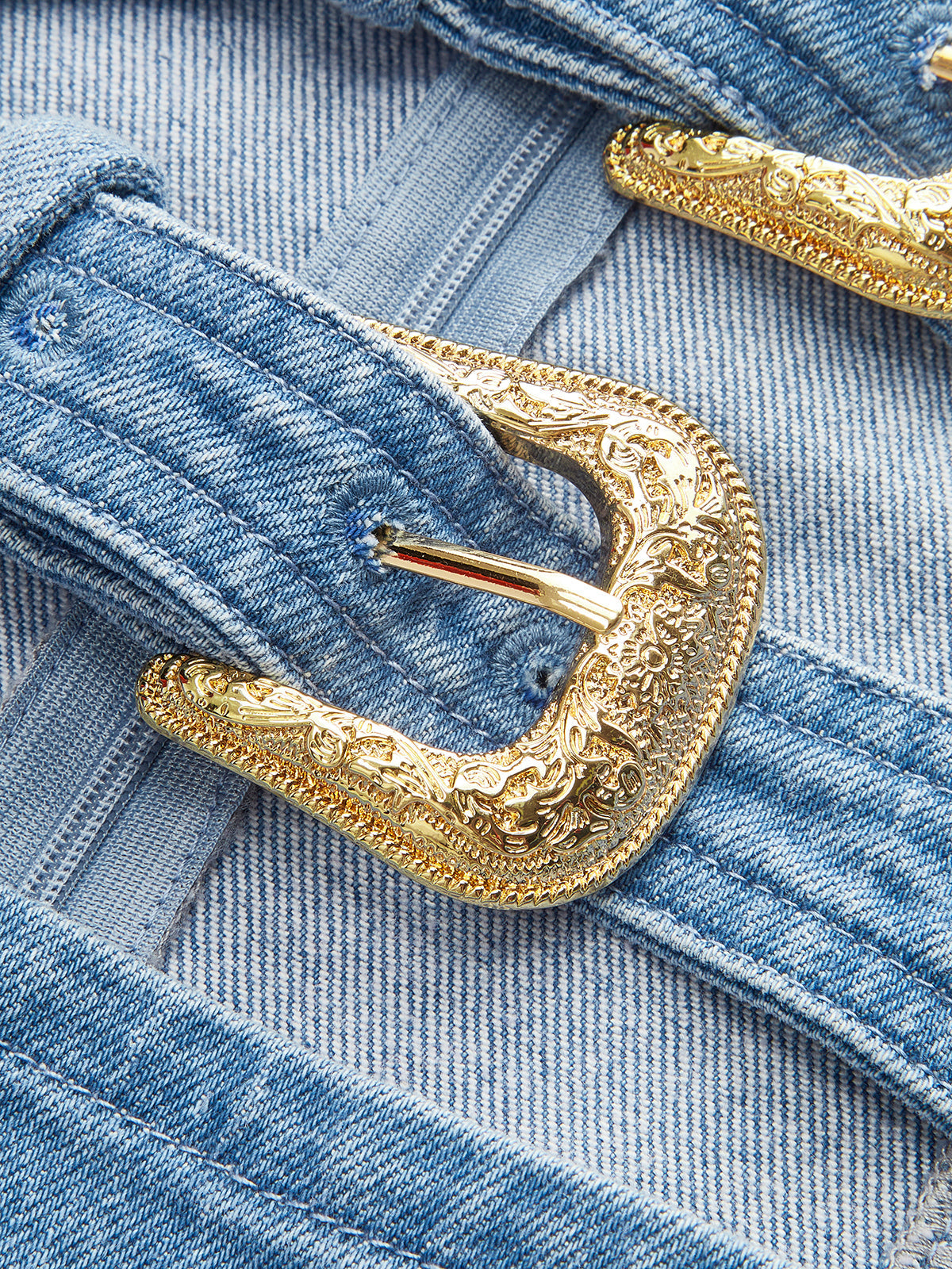 Lorys halterneckklänning med spänne och detalj i denim
