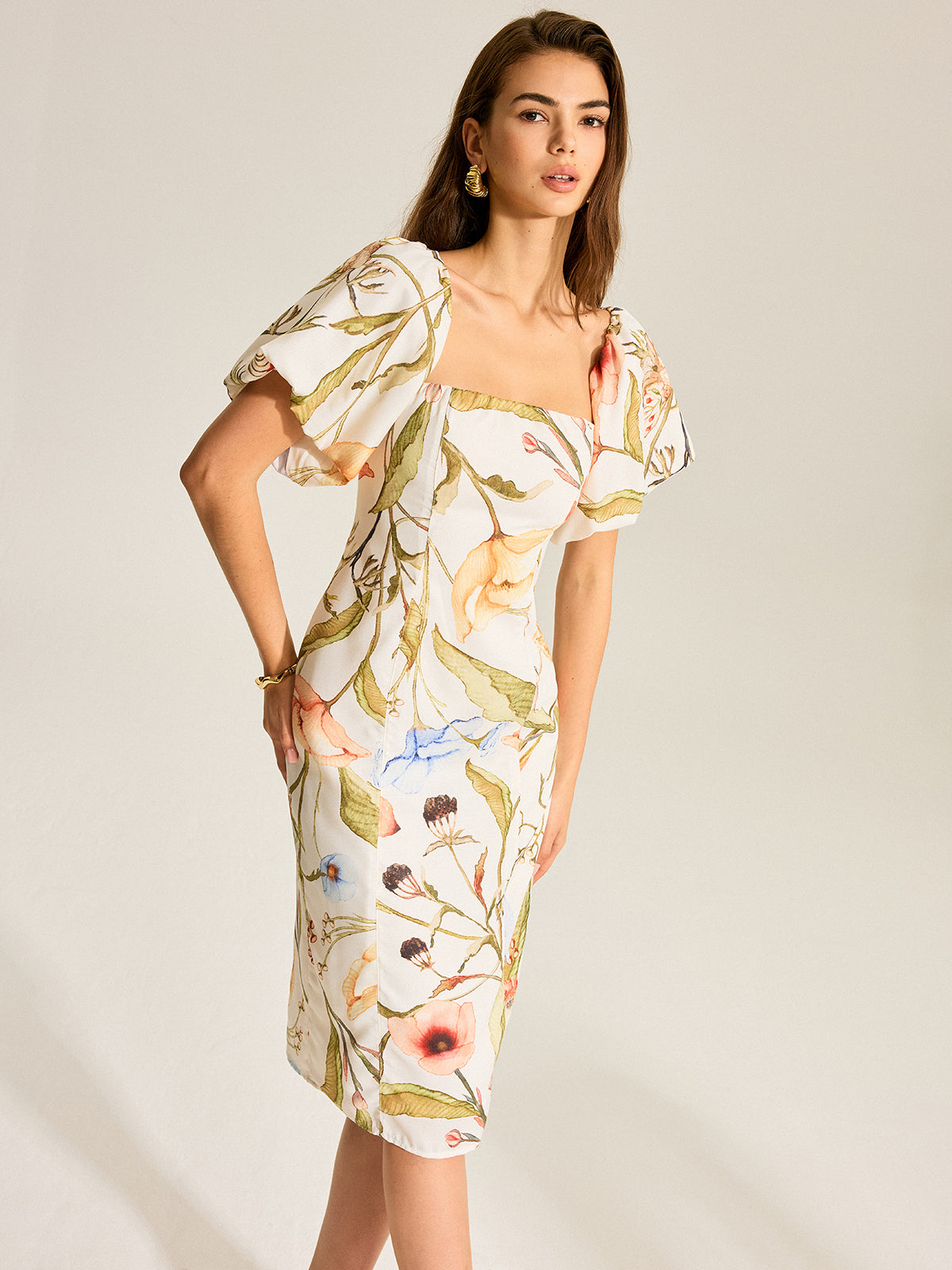 Majestätisches rückenfreies Kleid mit Blumenmuster und Puffärmeln