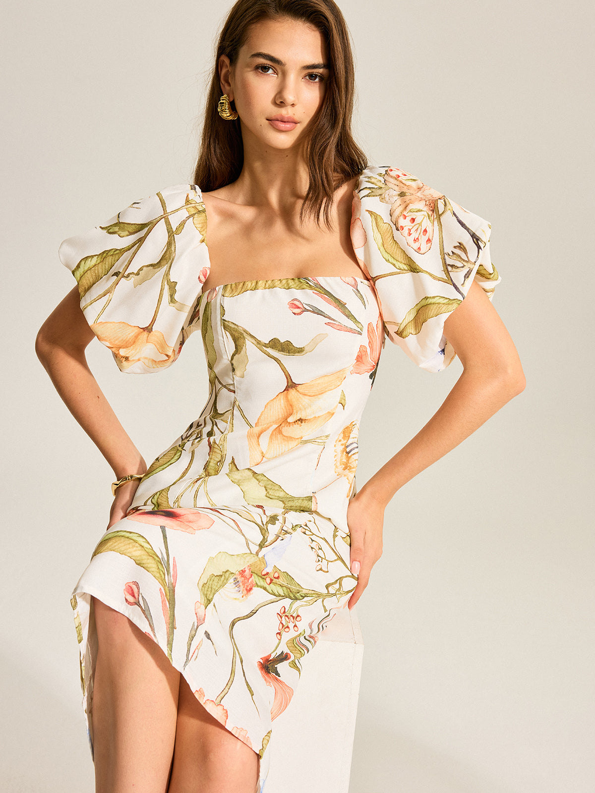 Majestätisches rückenfreies Kleid mit Blumenmuster und Puffärmeln