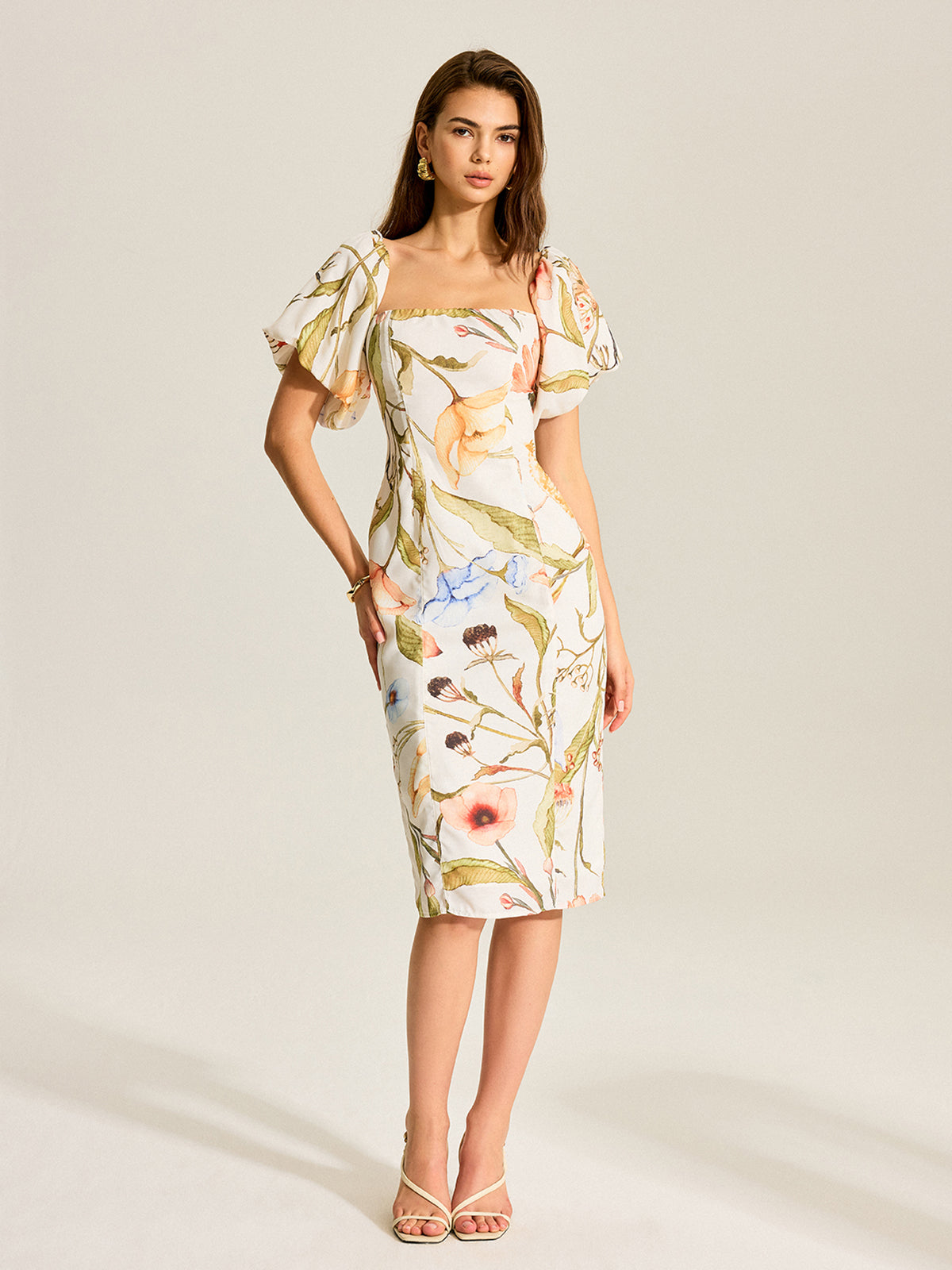 Majestätisches rückenfreies Kleid mit Blumenmuster und Puffärmeln