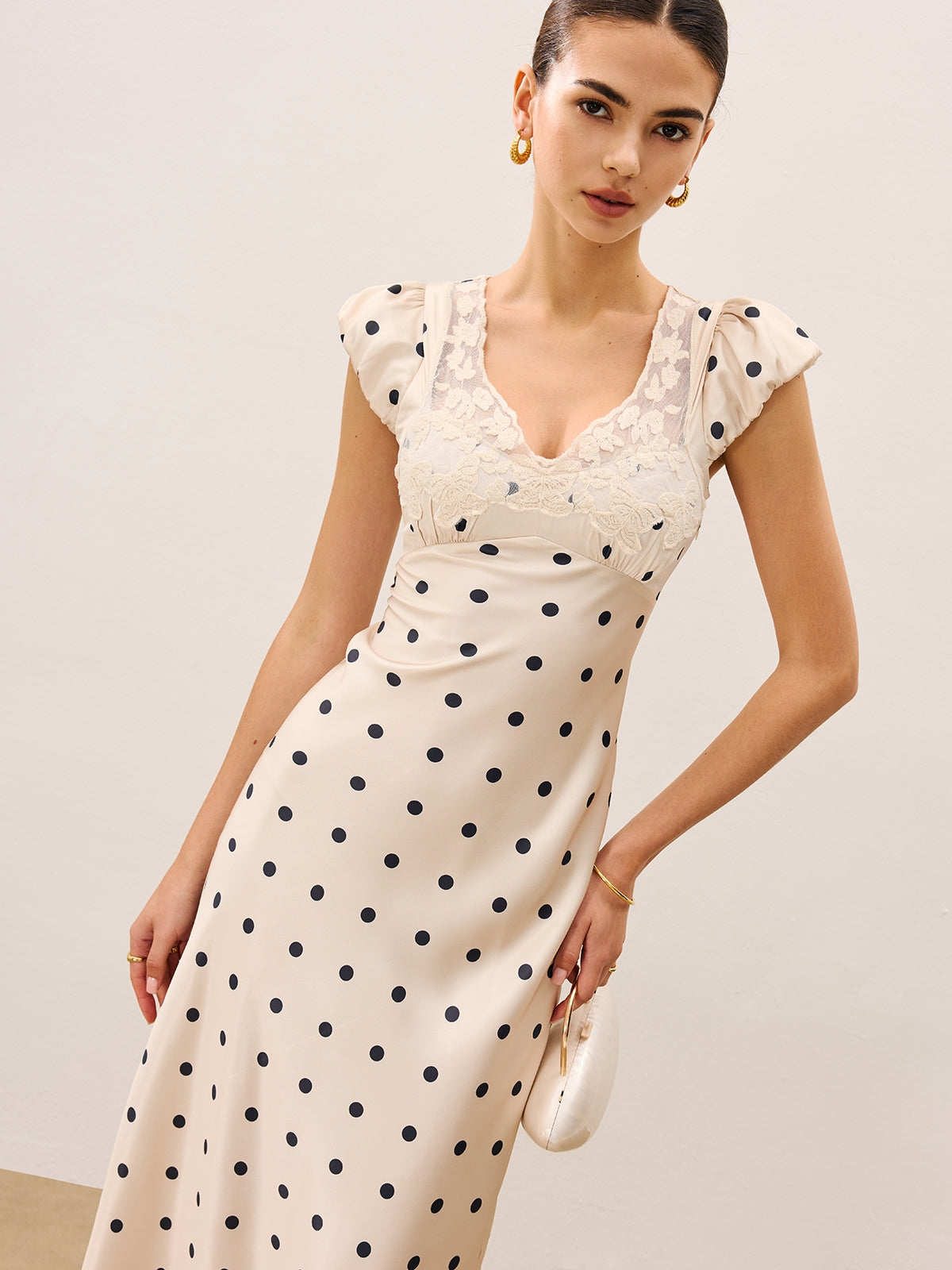 Majestglow – Gepunktetes Kleid mit Spitzenbesatz