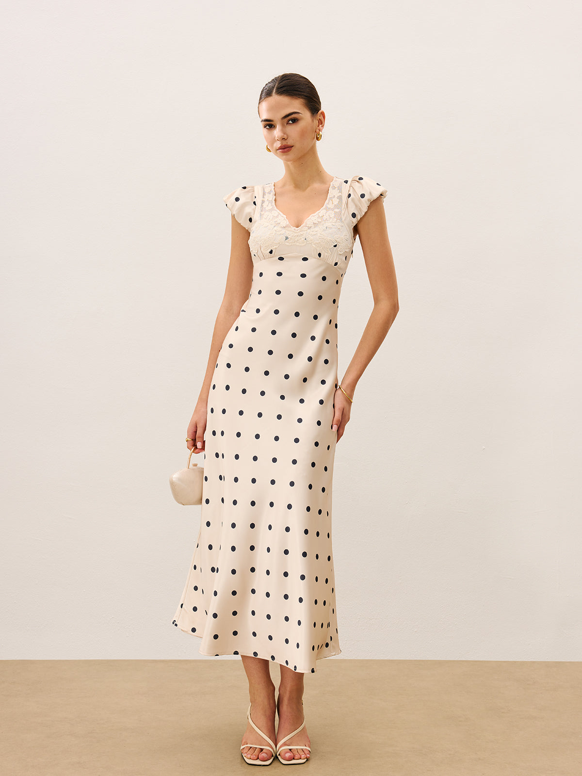 Majestglow – Gepunktetes Kleid mit Spitzenbesatz
