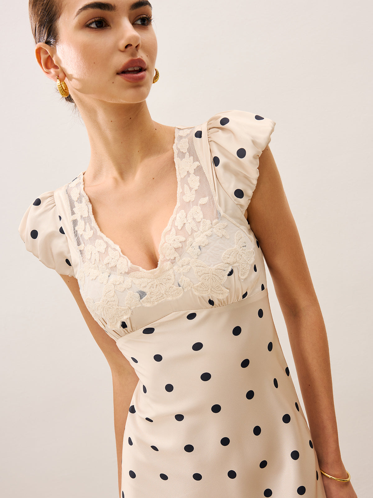 Majestglow – Gepunktetes Kleid mit Spitzenbesatz