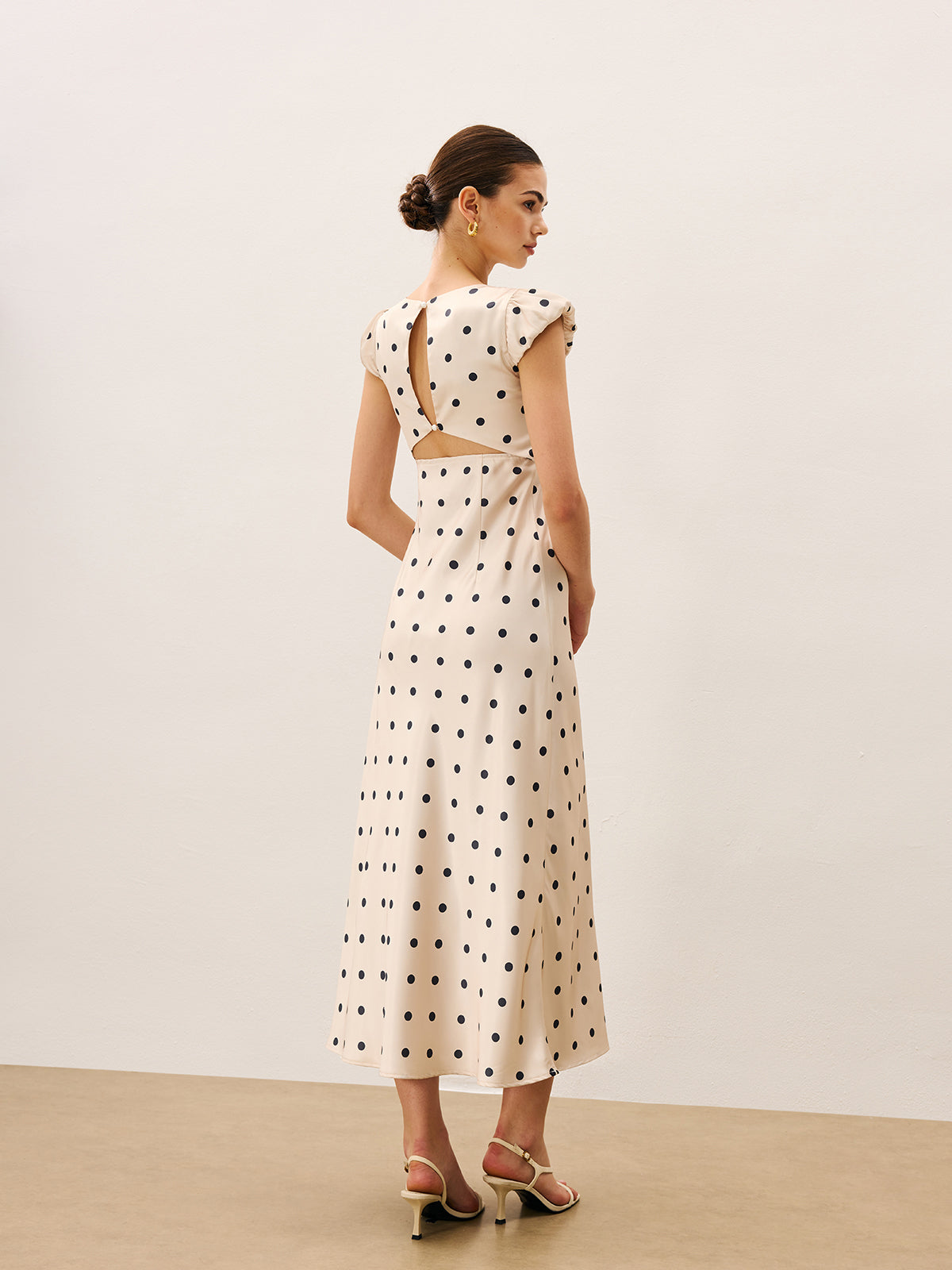 Majestglow – Gepunktetes Kleid mit Spitzenbesatz