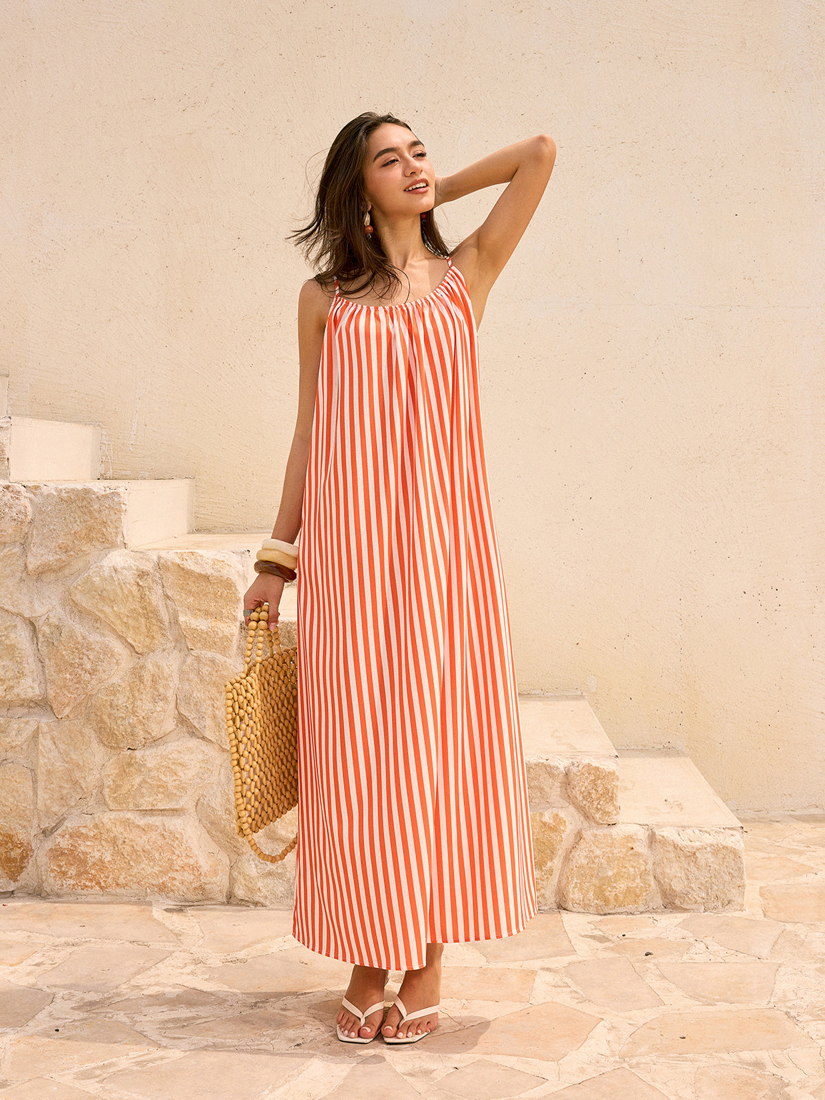Majestique – Gestreiftes rückenfreies Maxikleid