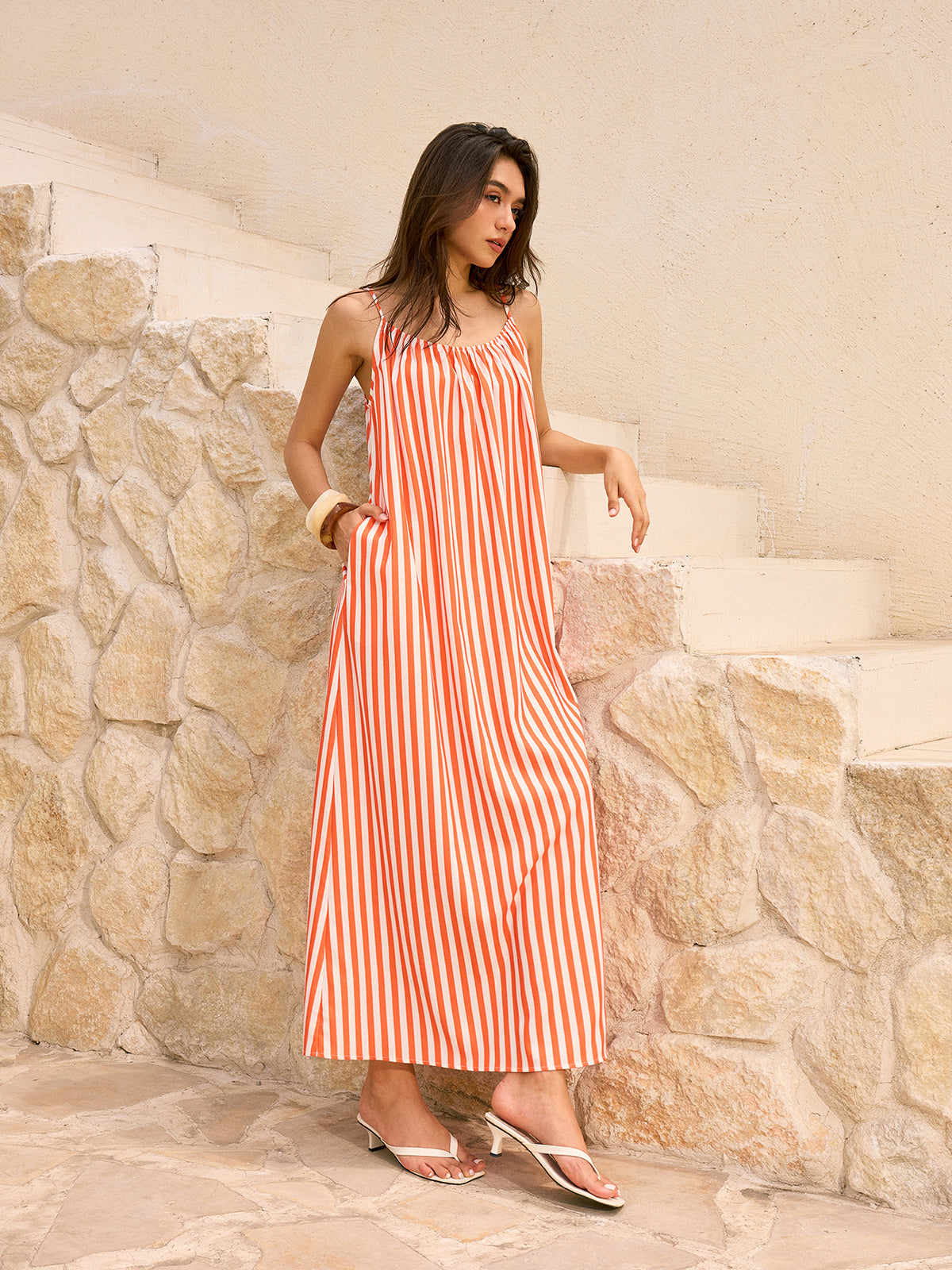 Majestique – Gestreiftes rückenfreies Maxikleid