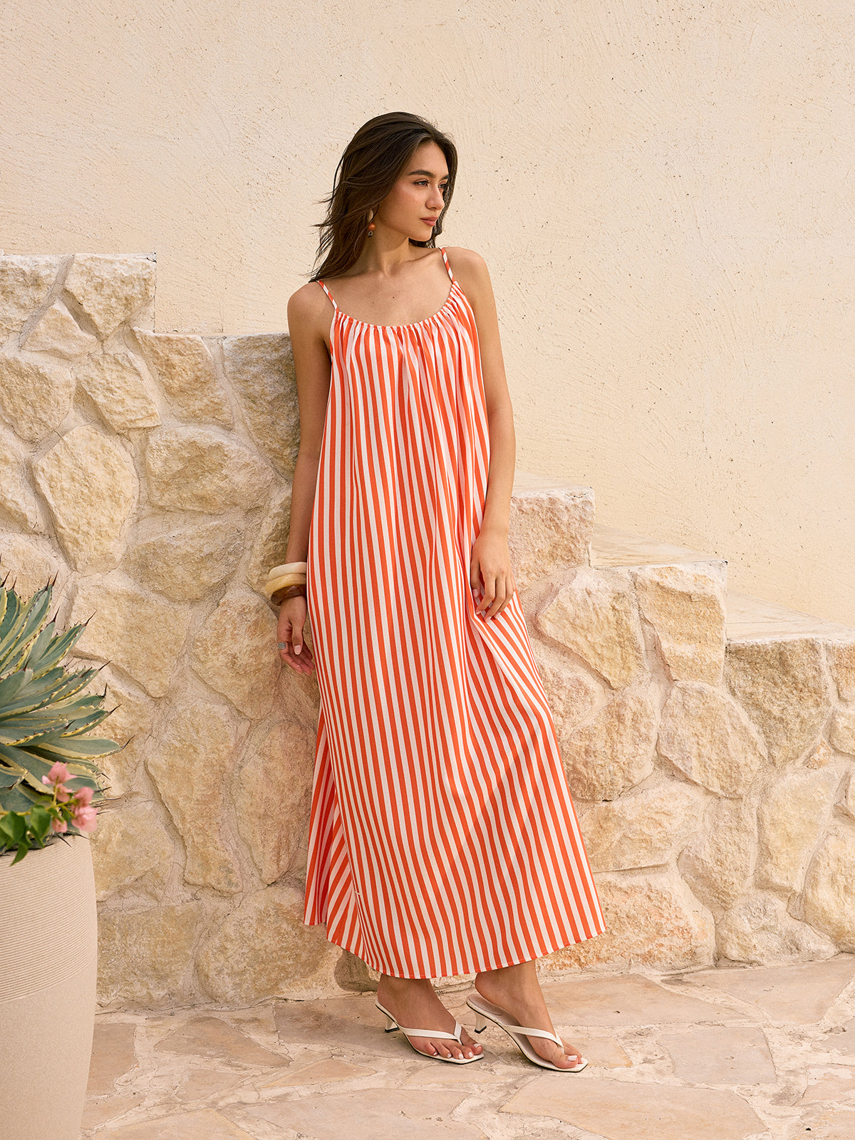 Majestique – Gestreiftes rückenfreies Maxikleid