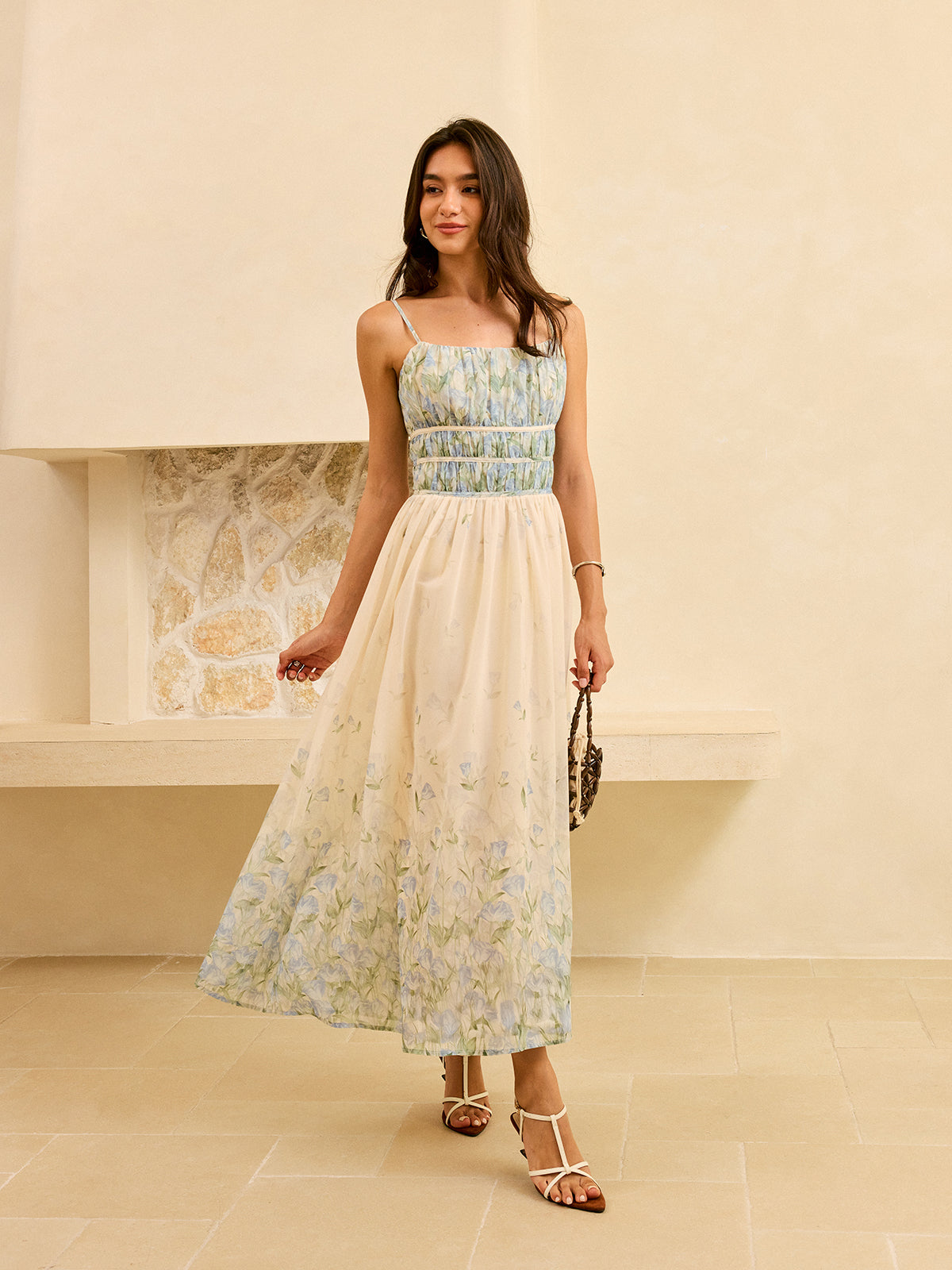 Halbtransparentes, gestuftes Maxikleid mit Blumenmuster und plissierter Taille