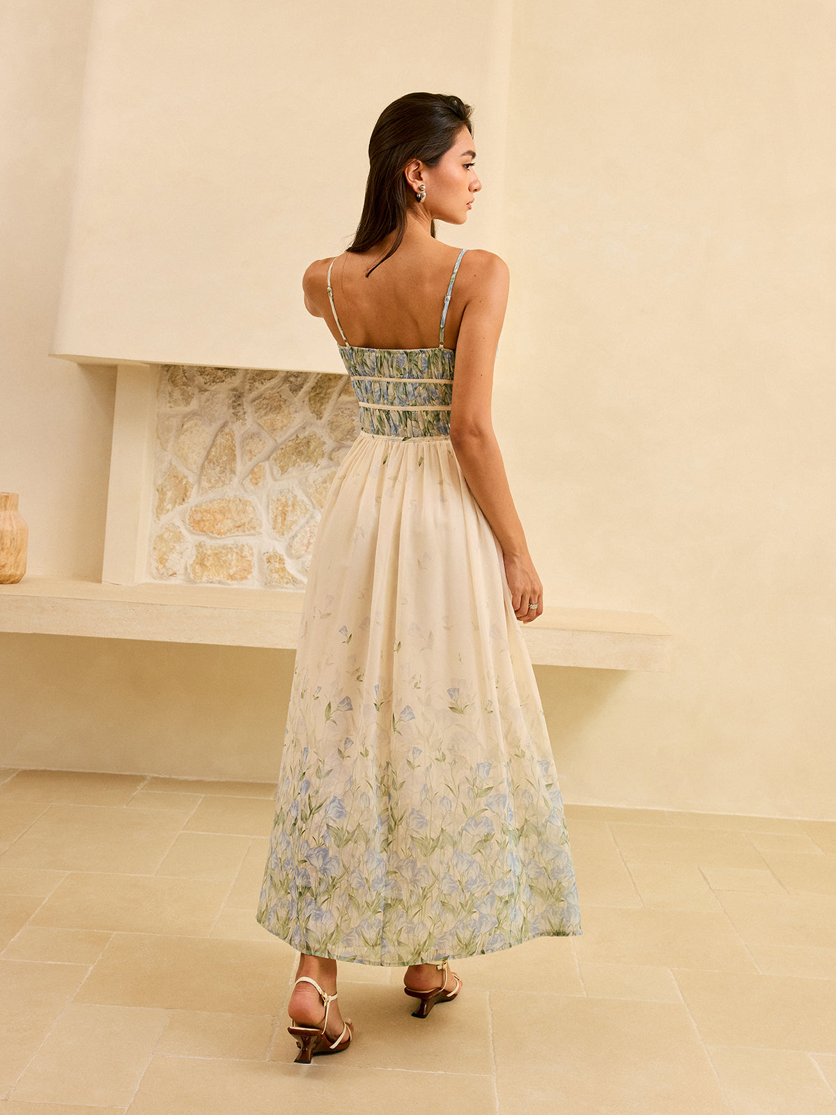 Halbtransparentes, gestuftes Maxikleid mit Blumenmuster und plissierter Taille