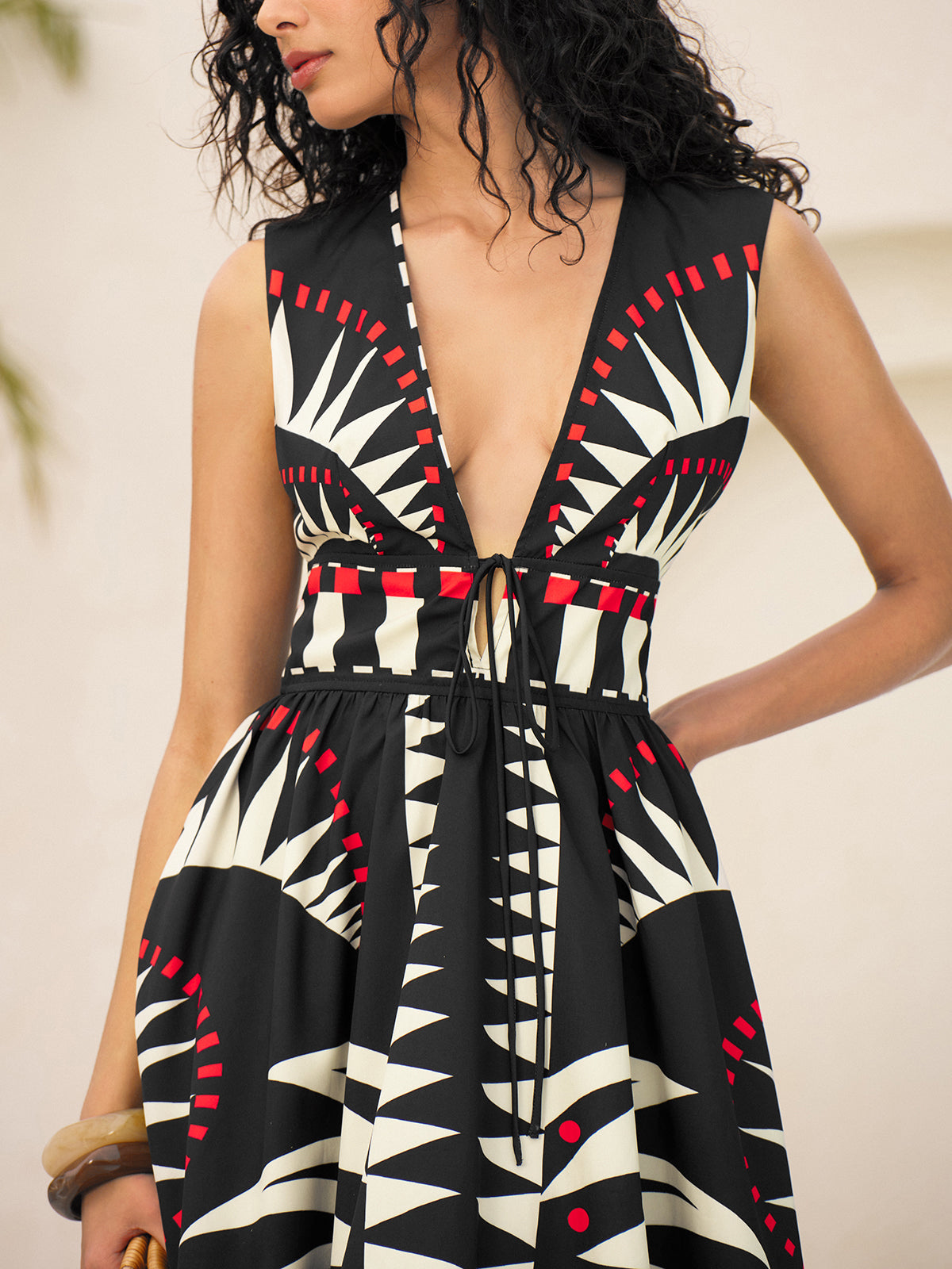 Radilace – Ärmelloses Kleid mit geometrischer Grafik, V-Ausschnitt, Bindegürtel und Reißverschluss