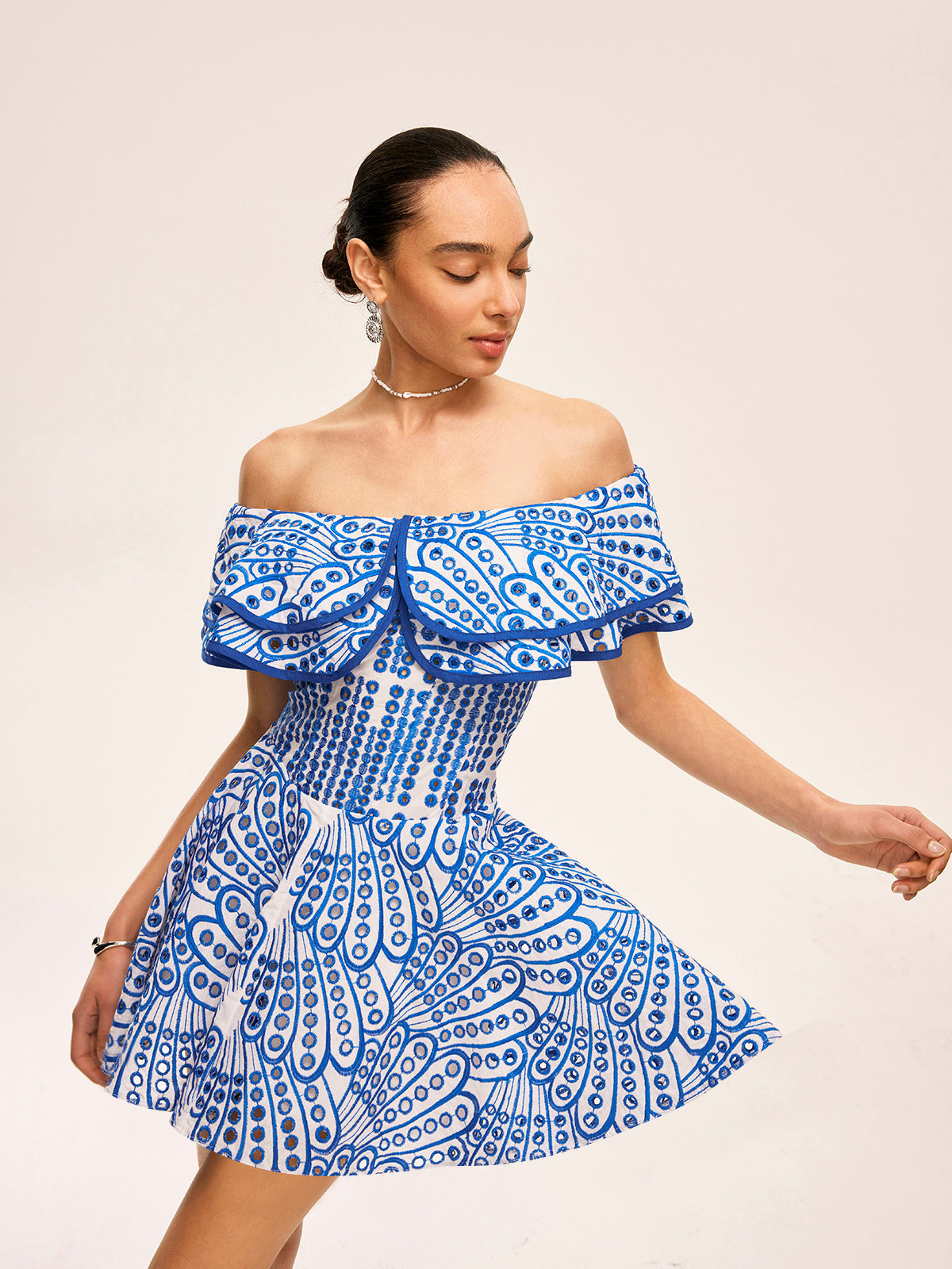 Feliel Halvtransparent Off-Shoulder Klänning Med Volanger