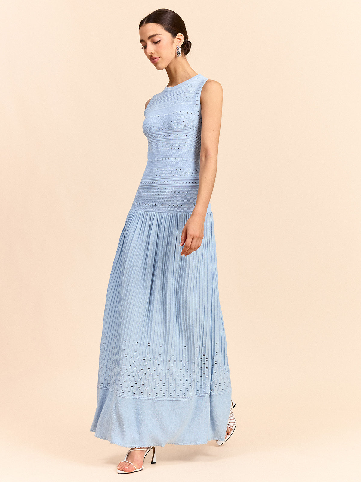 SŽvel – Ärmelloses Maxikleid aus Strick mit Ösenfalten