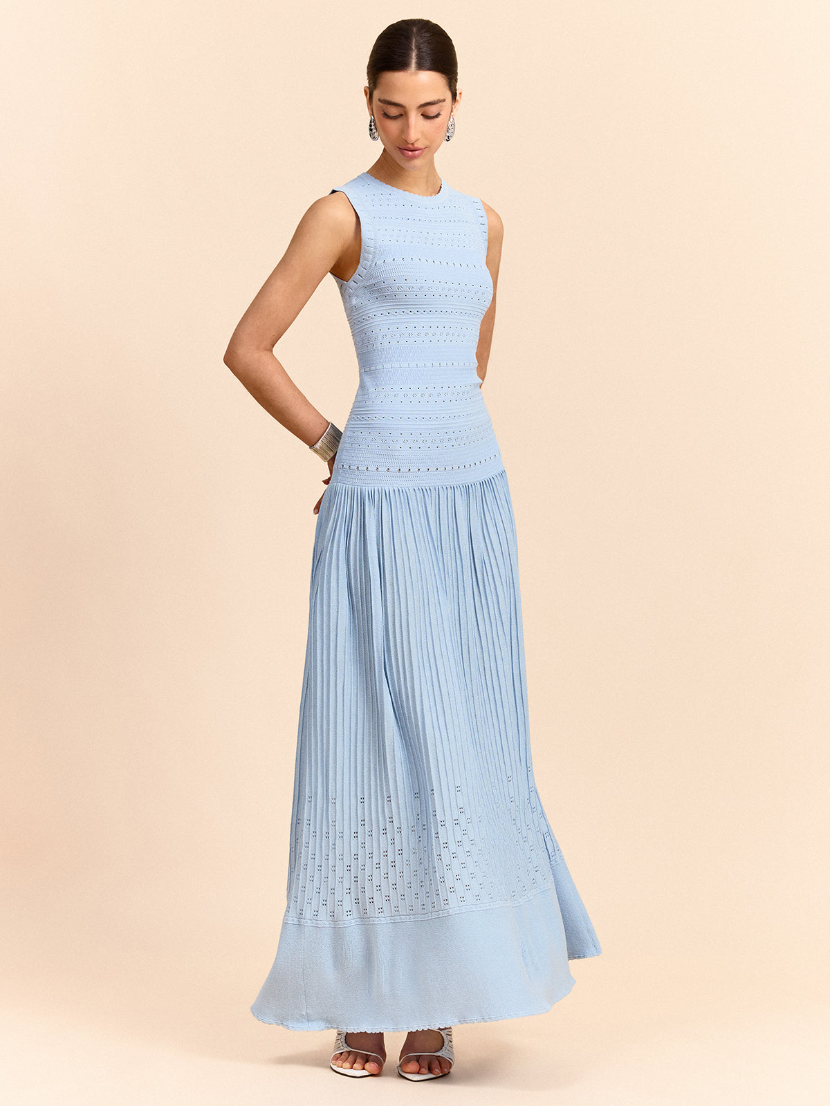 SŽvel – Ärmelloses Maxikleid aus Strick mit Ösenfalten