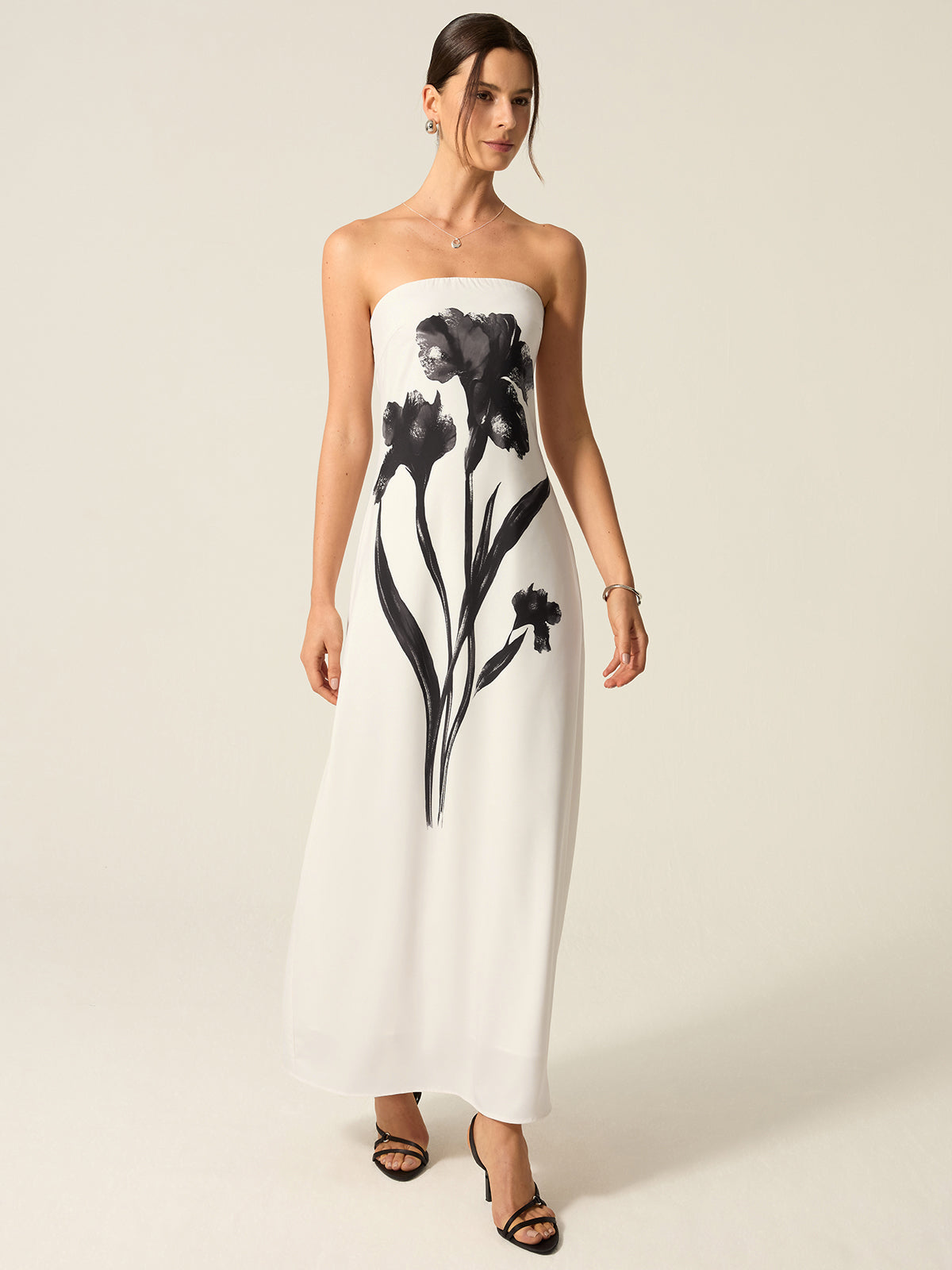 Himmlisches trägerloses Maxikleid mit Blumendruck