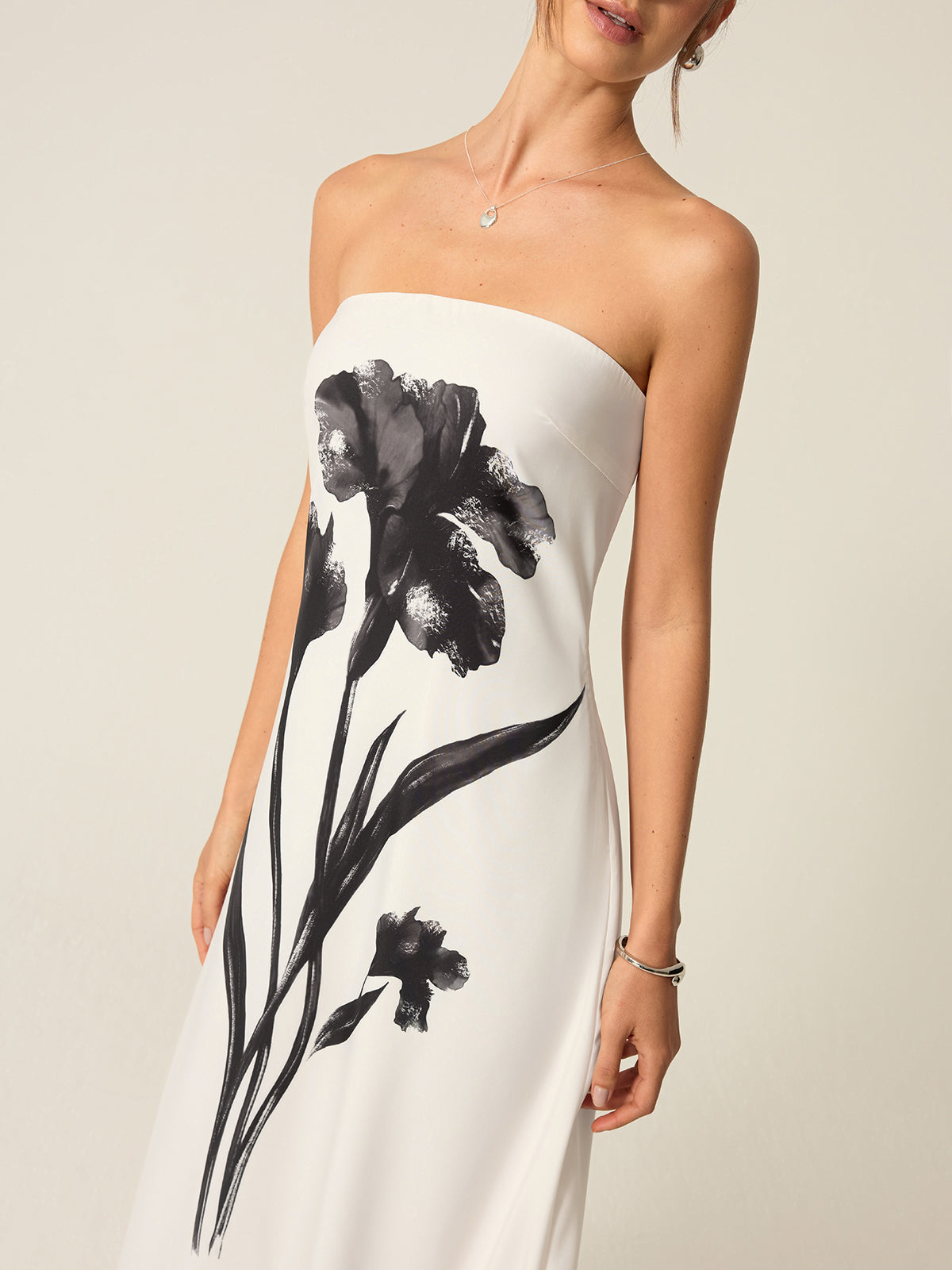 Himmlisches trägerloses Maxikleid mit Blumendruck