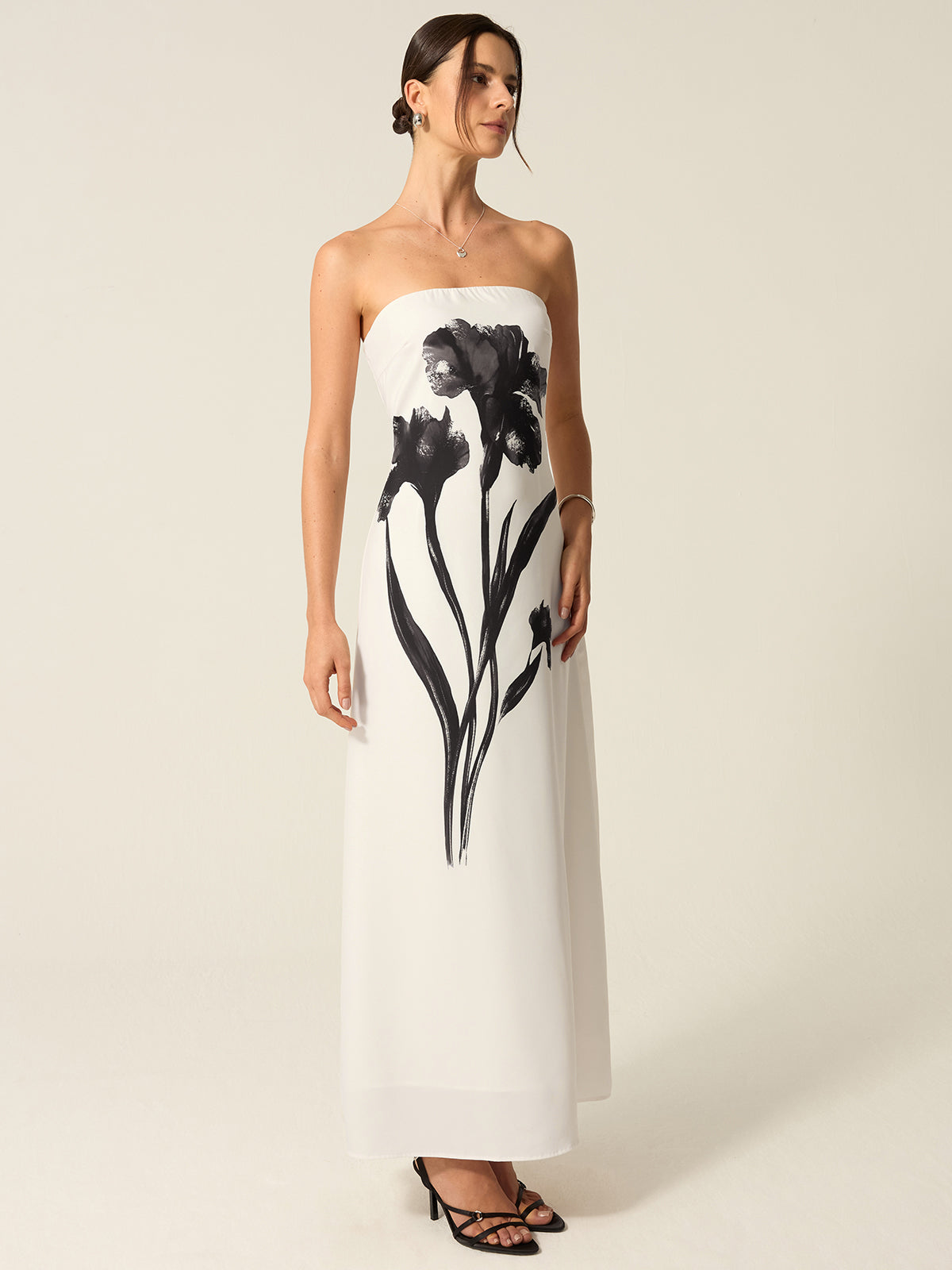 Himmlisches trägerloses Maxikleid mit Blumendruck