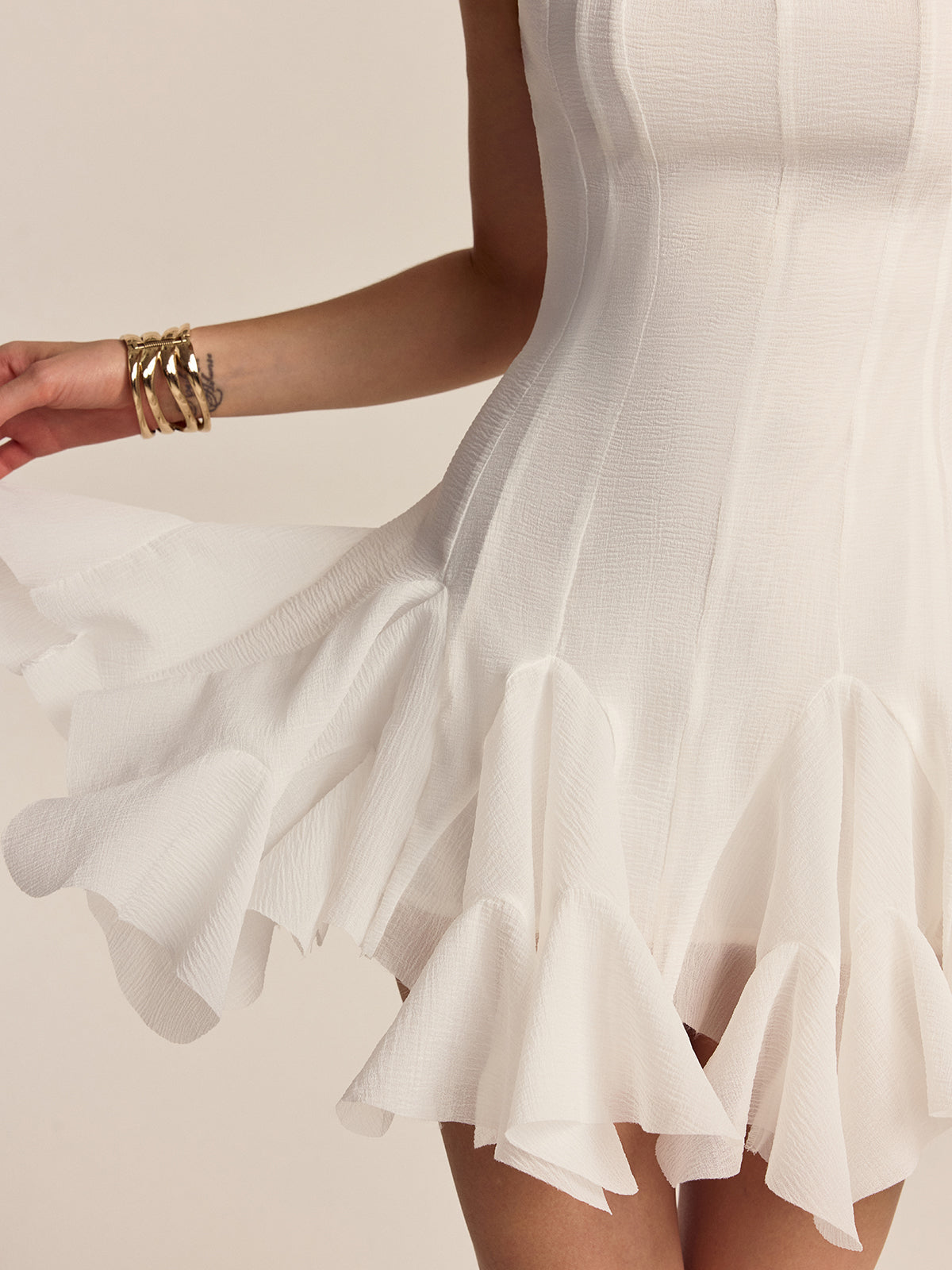 Prismatic – Halbtransparentes Minikleid mit Rüschensaum