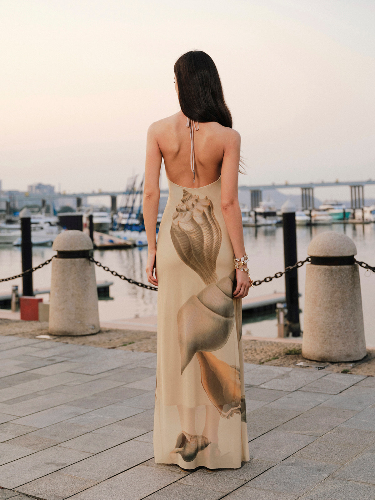 Miraclesilk – Rückenfreies Neckholder-Kleid aus Netzstoff