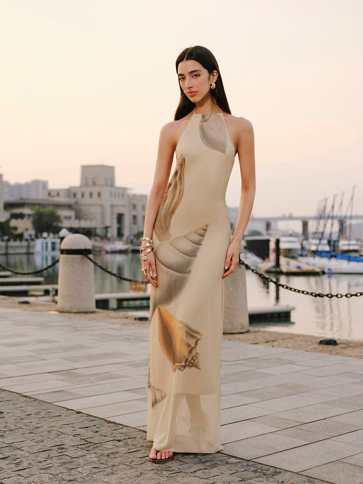 Miraclesilk – Rückenfreies Neckholder-Kleid aus Netzstoff