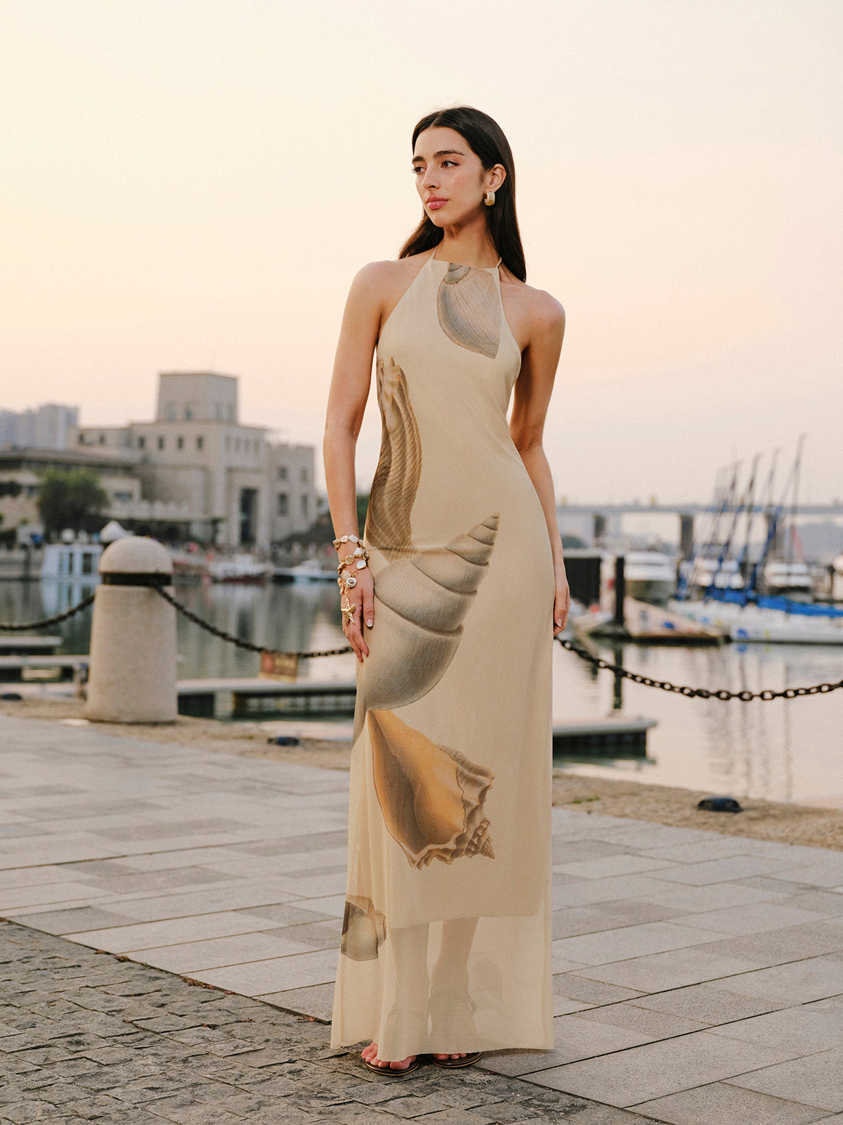 Miraclesilk – Rückenfreies Neckholder-Kleid aus Netzstoff