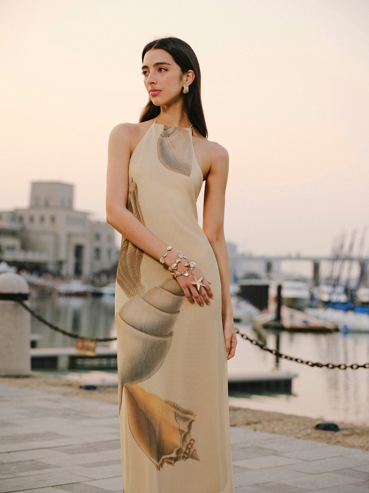 Miraclesilk – Rückenfreies Neckholder-Kleid aus Netzstoff