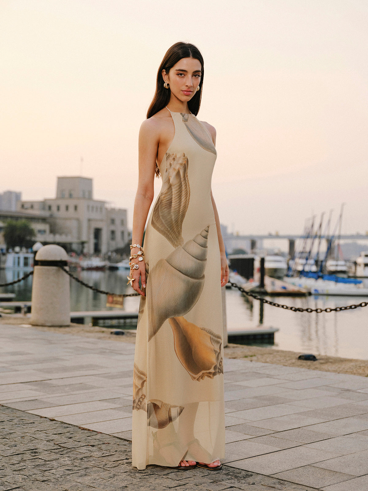 Miraclesilk – Rückenfreies Neckholder-Kleid aus Netzstoff