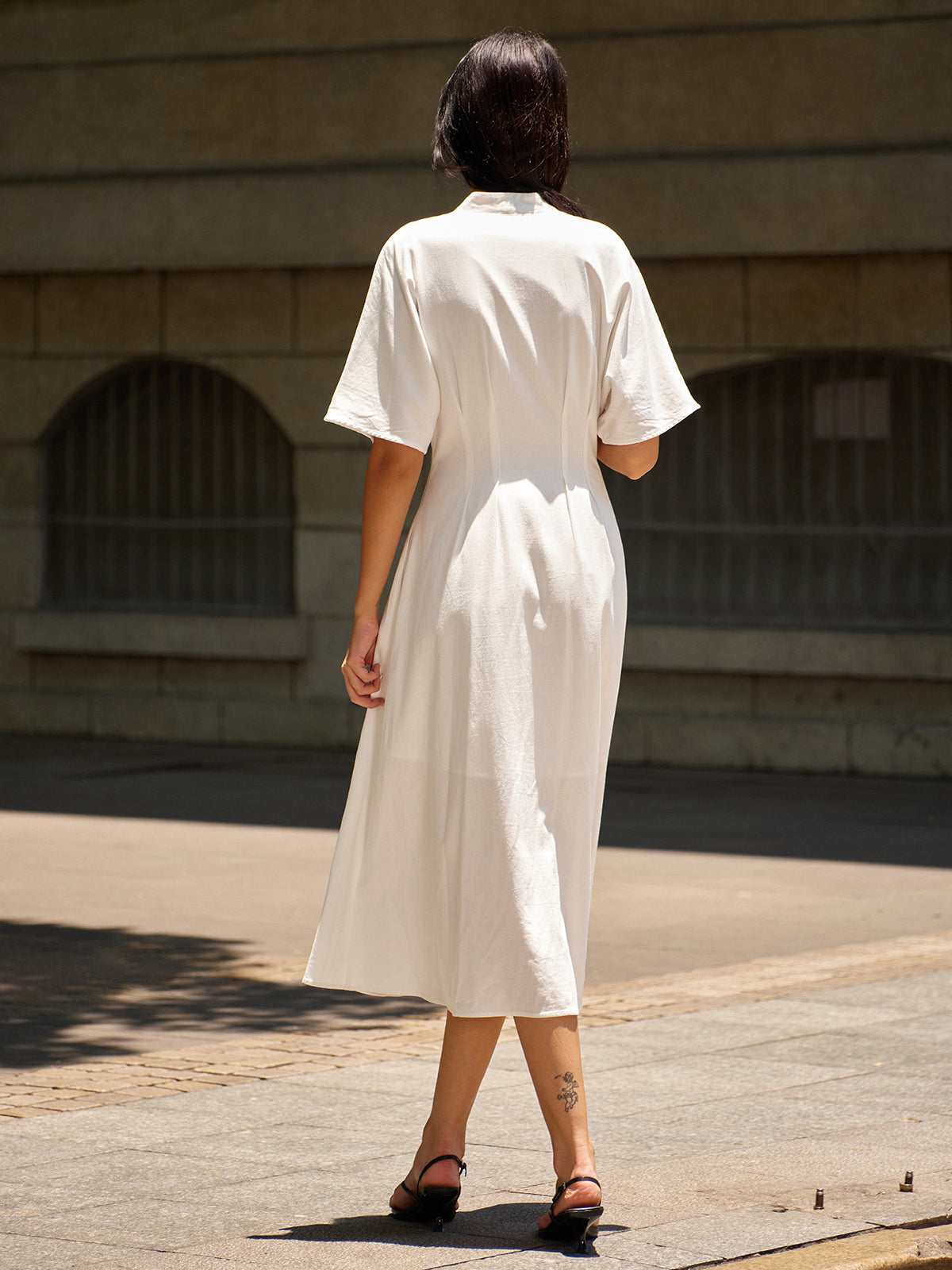 Midikleid mit V-Ausschnitt und Prism-Metalldekor