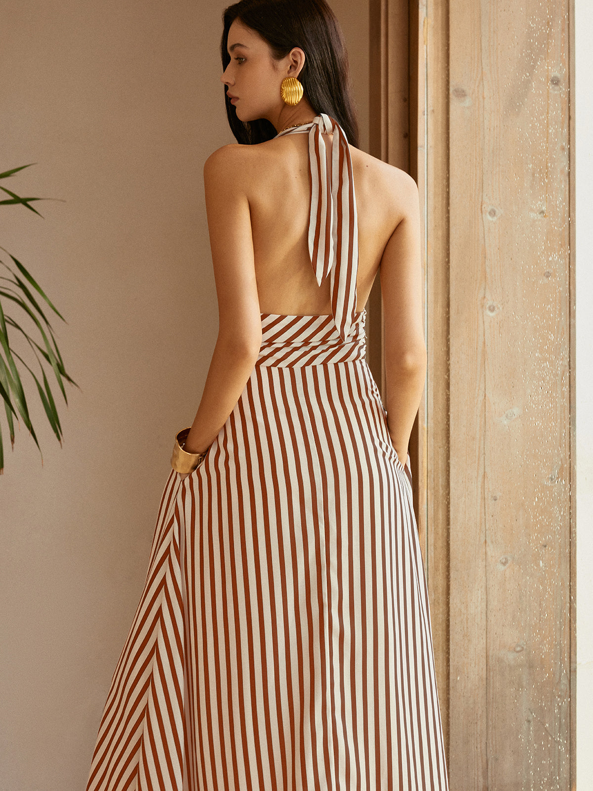 Farais – Gestreiftes, rückenfreies Kleid mit Taschen
