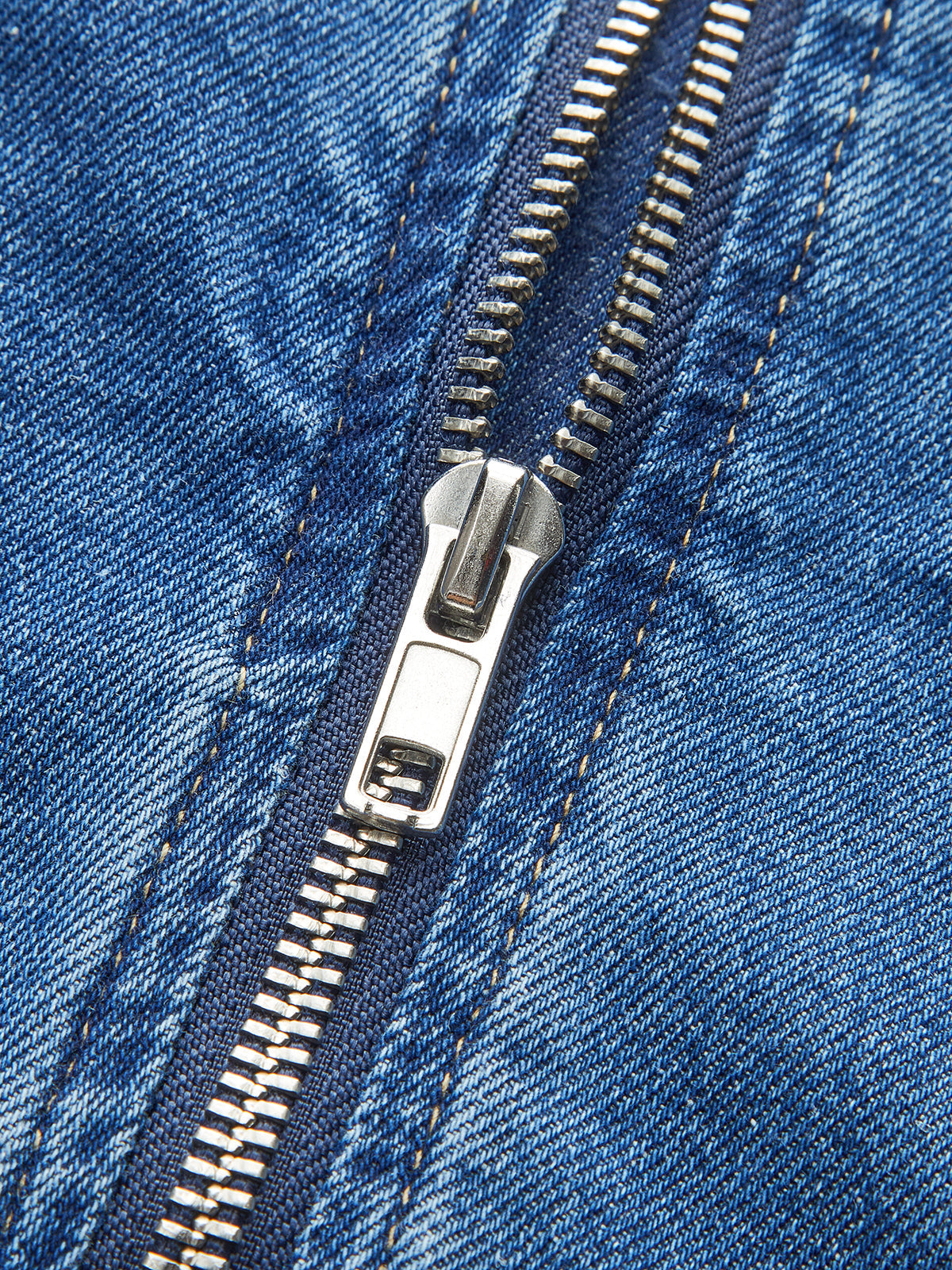 Salinfärgad denimklänning med hjärtformad krage