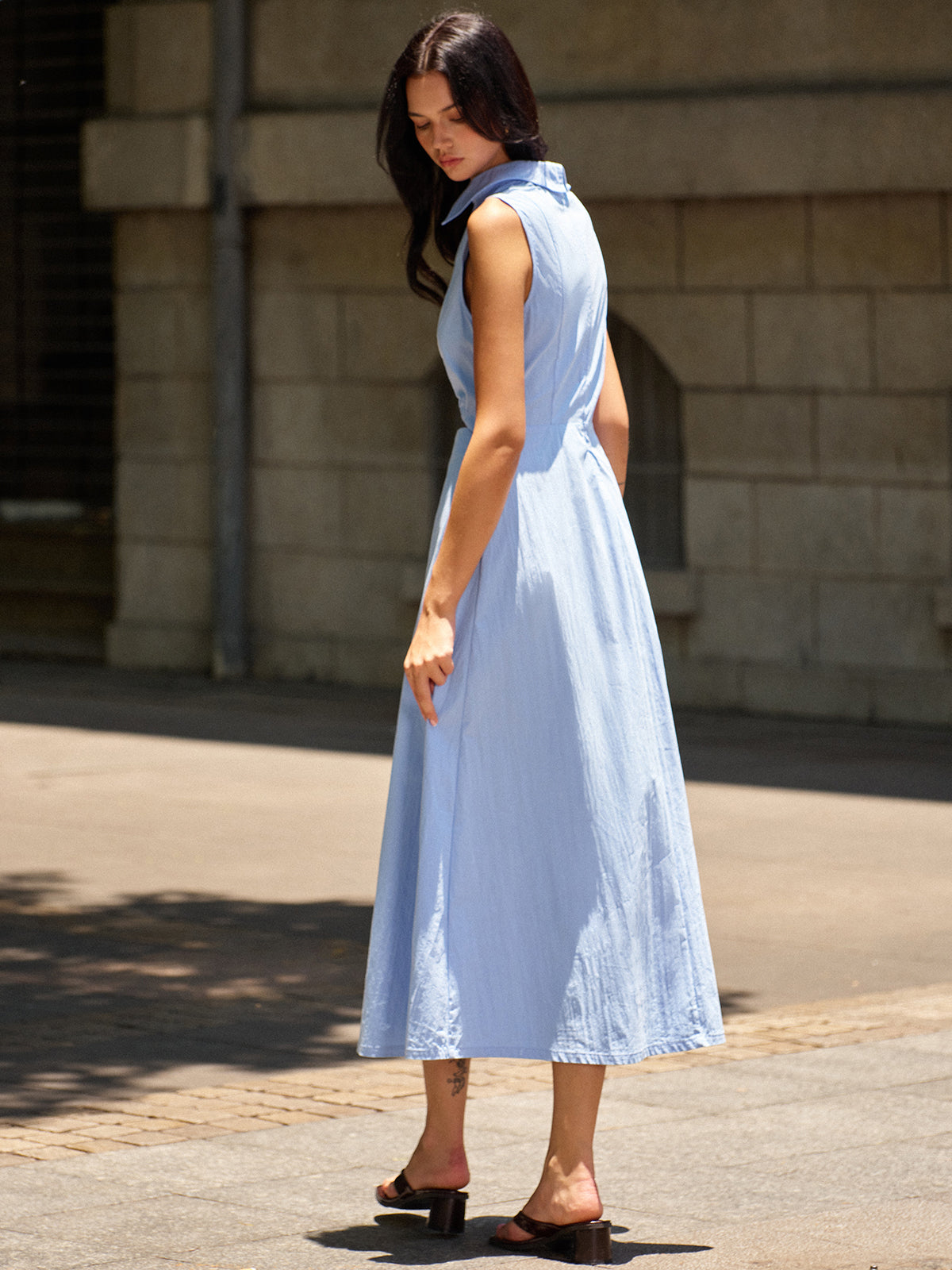 Raviel Kleid mit Cut-outs und Metalldekor
