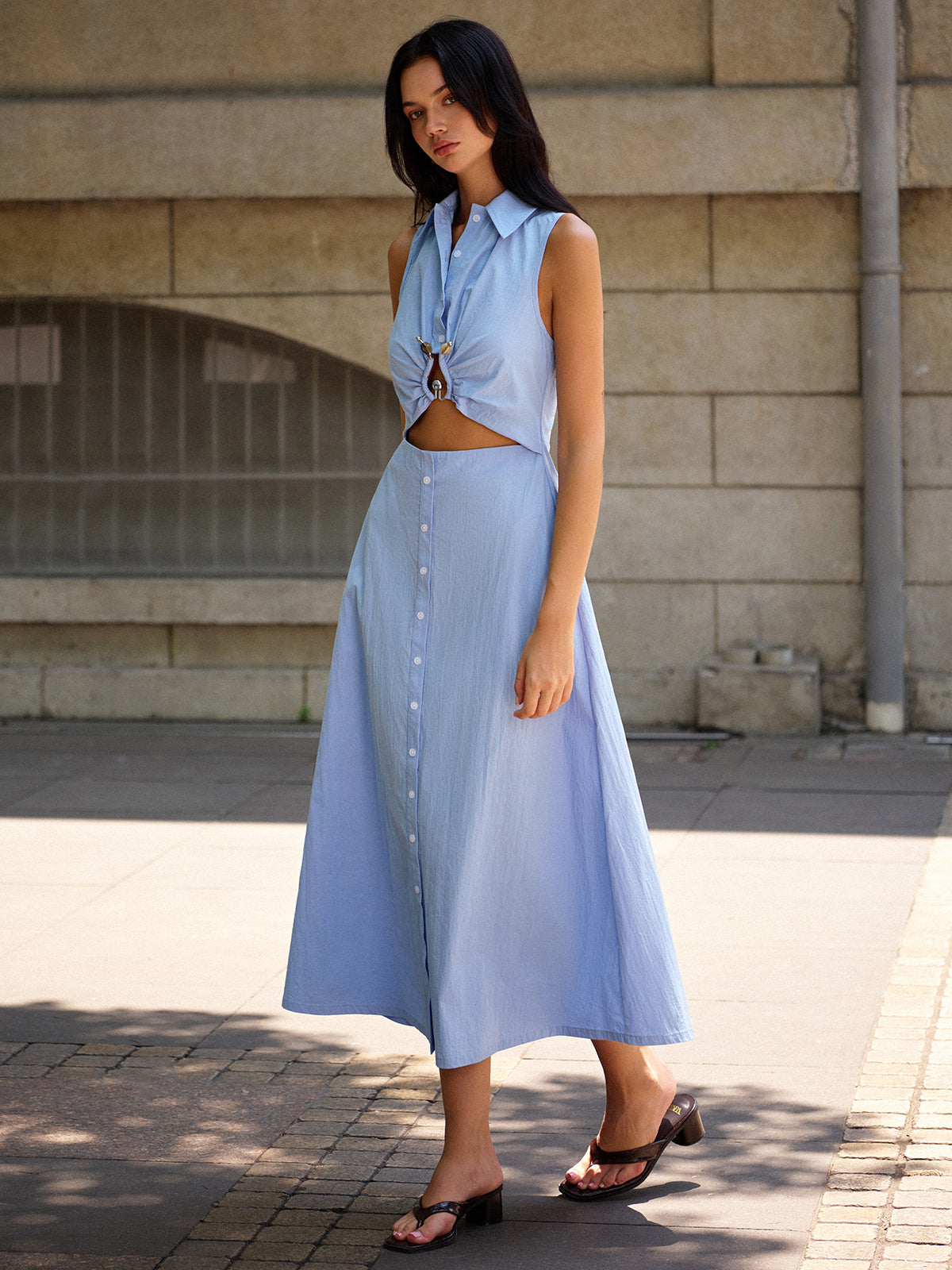 Raviel Kleid mit Cut-outs und Metalldekor