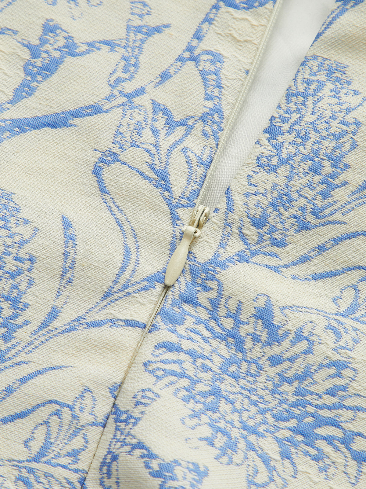 Ärmelloses Kleid mit opaleszierendem Blumenmuster und plissiertem Saum