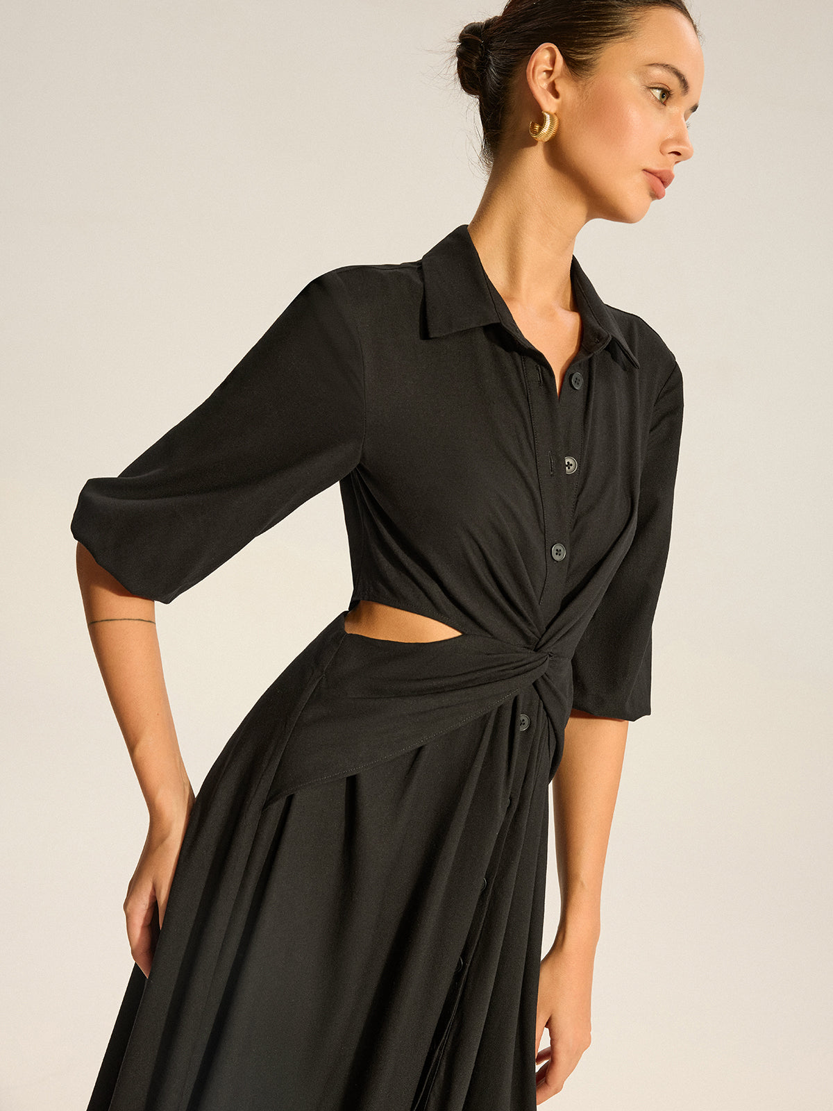 Prismlace – Hemdkleid mit verdrehtem Cut-out und Knöpfen
