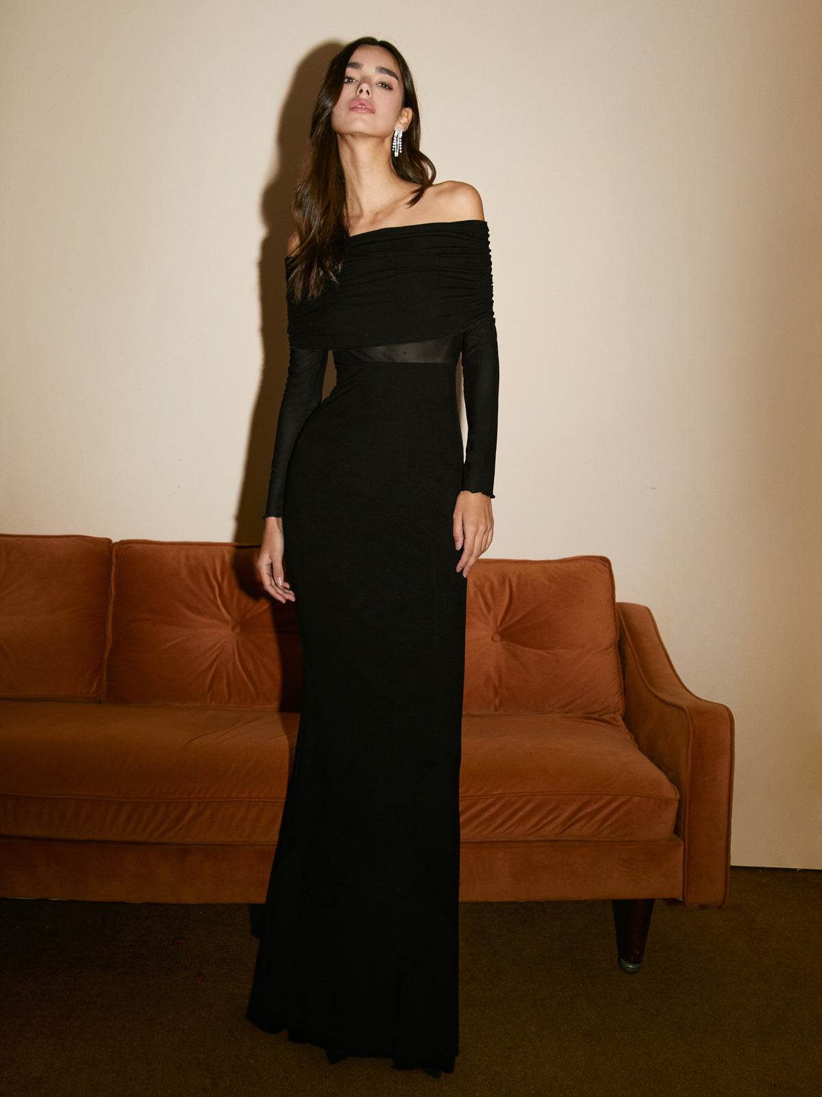 Strahlendes, halbtransparentes, schulterfreies, langärmliges Netzkleid 