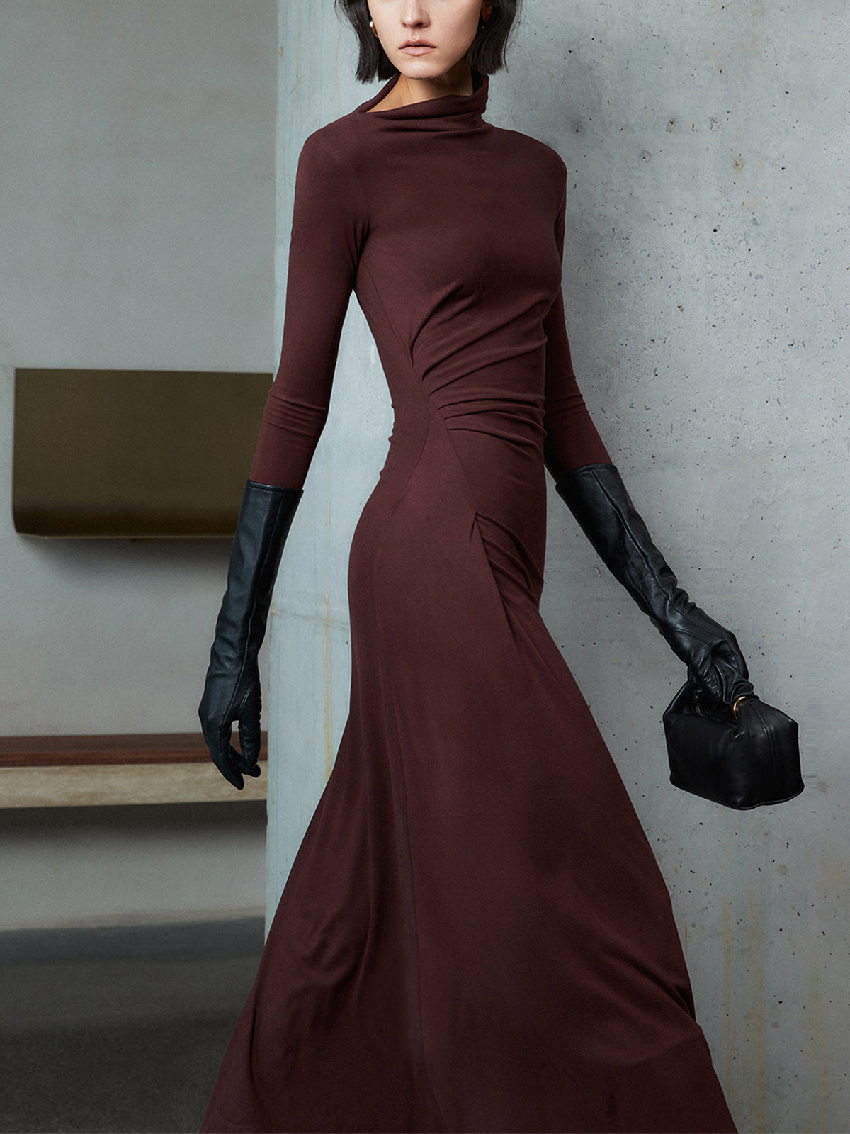 Luminas – Figurbetontes Maxikleid mit asymmetrischem Ausschnitt und langen Ärmeln und Rüschen 