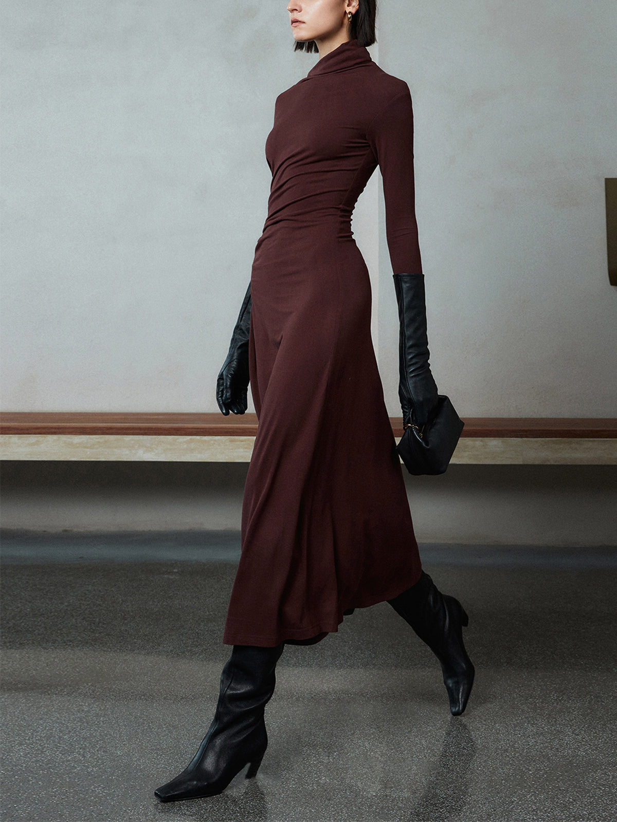 Luminas – Figurbetontes Maxikleid mit asymmetrischem Ausschnitt und langen Ärmeln und Rüschen 
