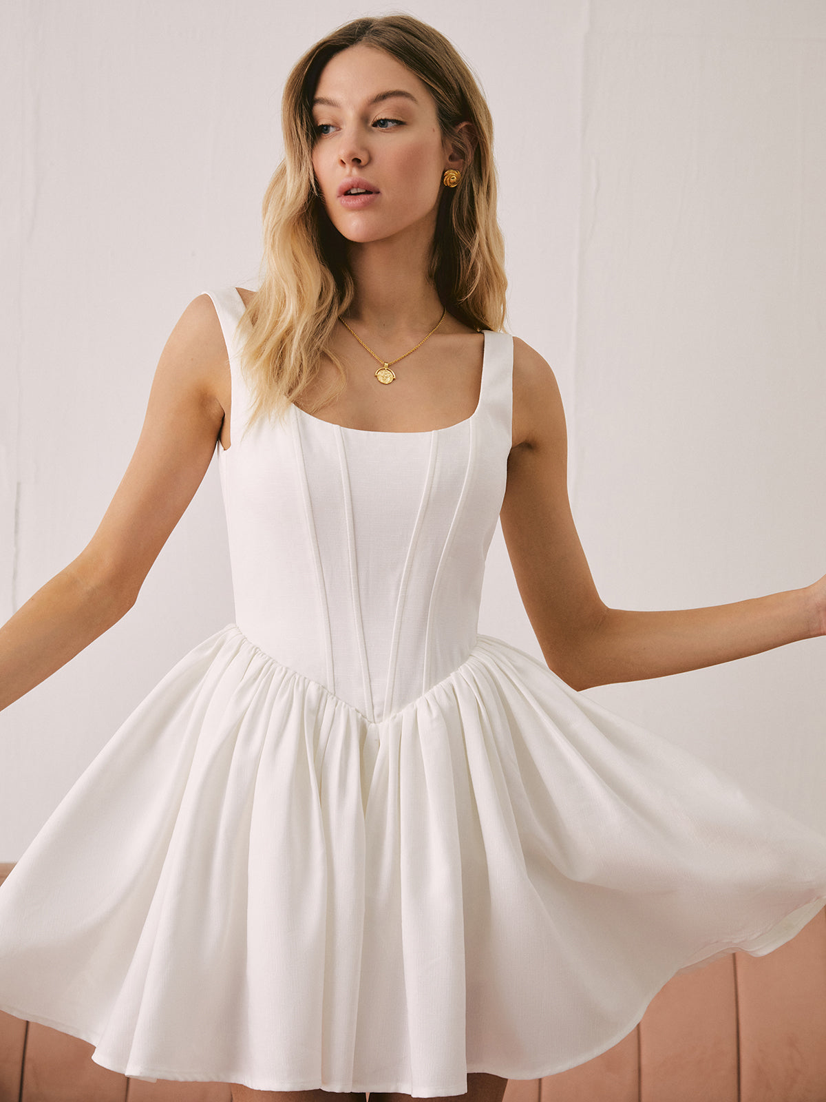 Elegantes, einfarbiges, kurzes französisches Gossamweave-Kleid