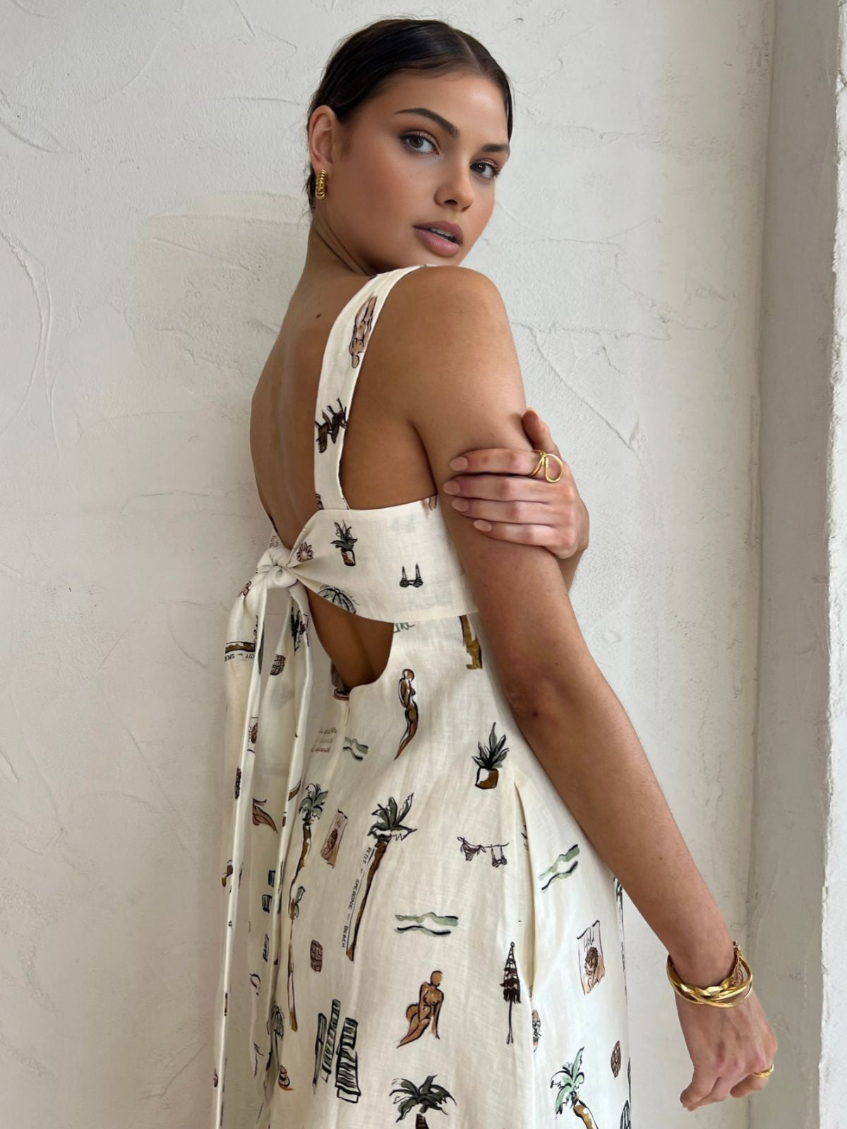 Renol – Langes Kleid mit Knotendetail und tropischem Print 