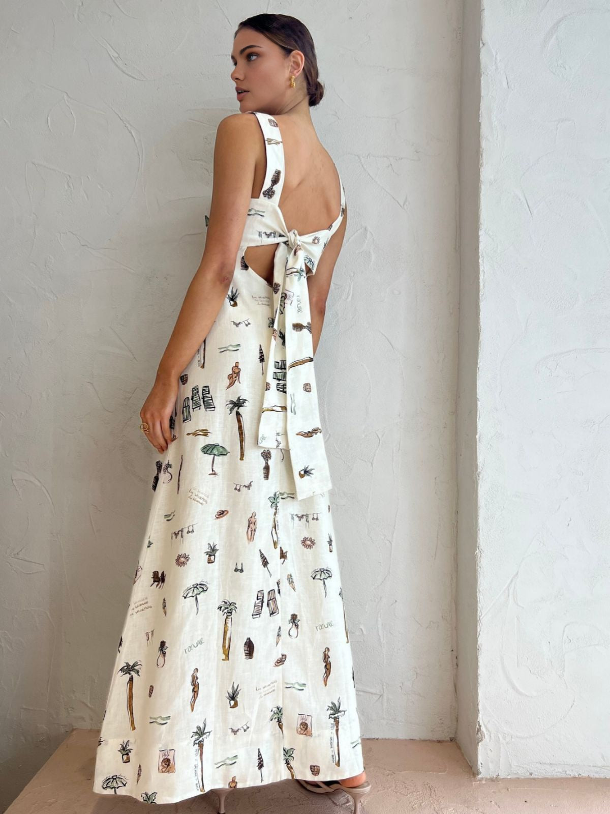 Renol – Langes Kleid mit Knotendetail und tropischem Print 